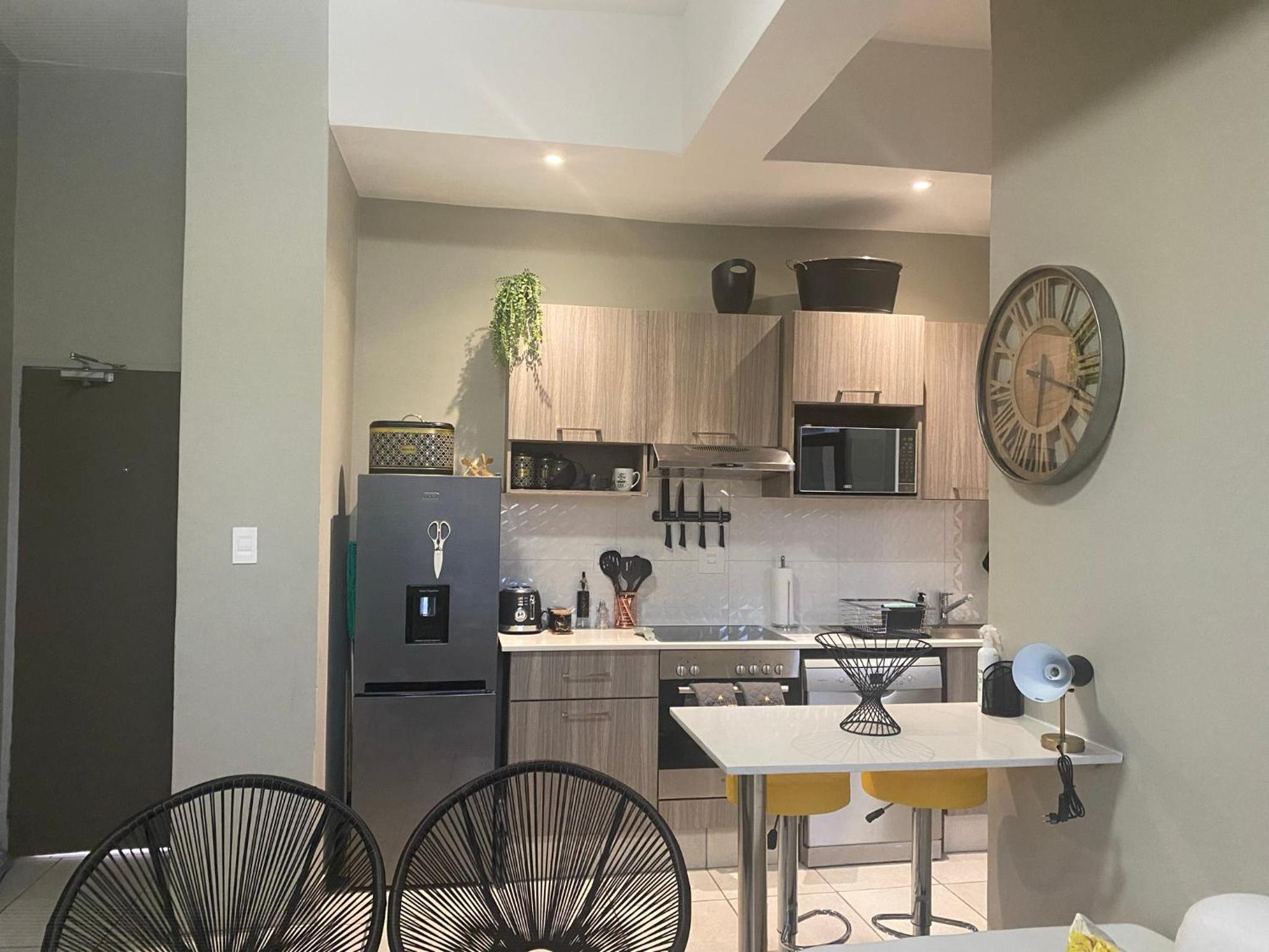 Lovely Rosebank 1-bedroom condo with pool & cinema