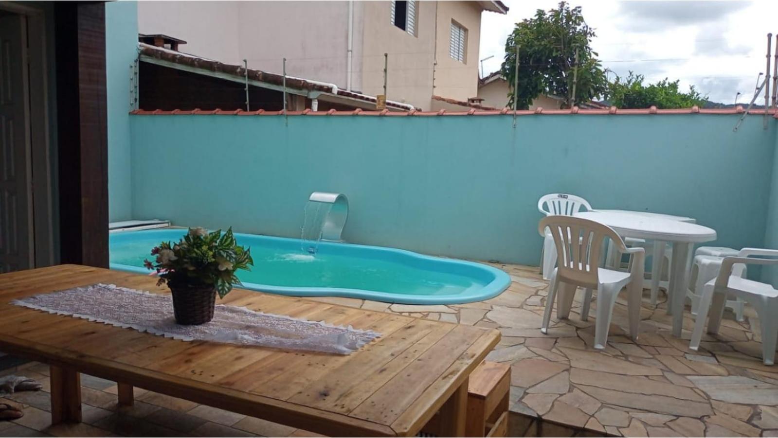 Casa com piscina à beira-mar