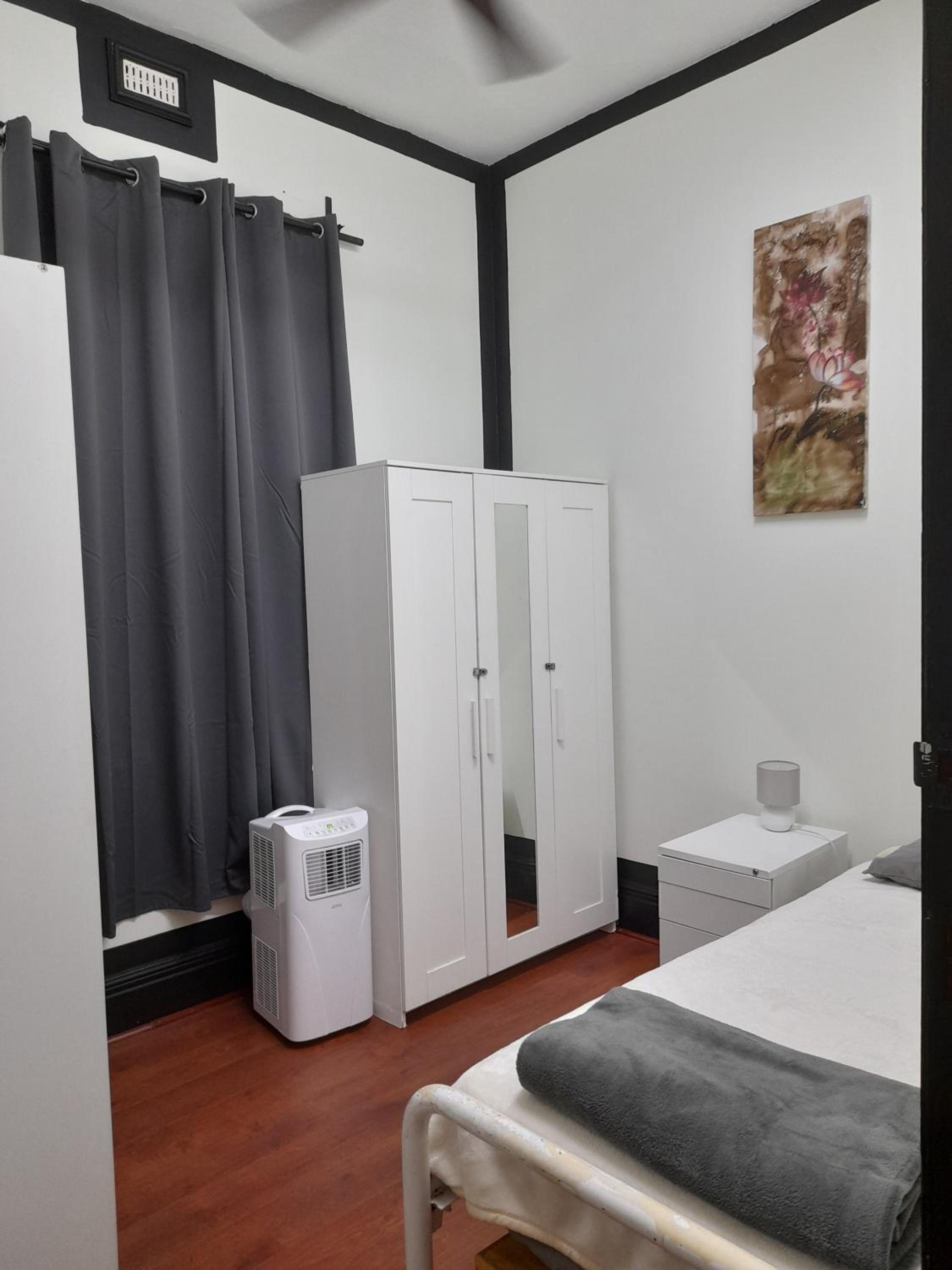 Ozi Inn Backpackers - Perth -Valid International Passport Required