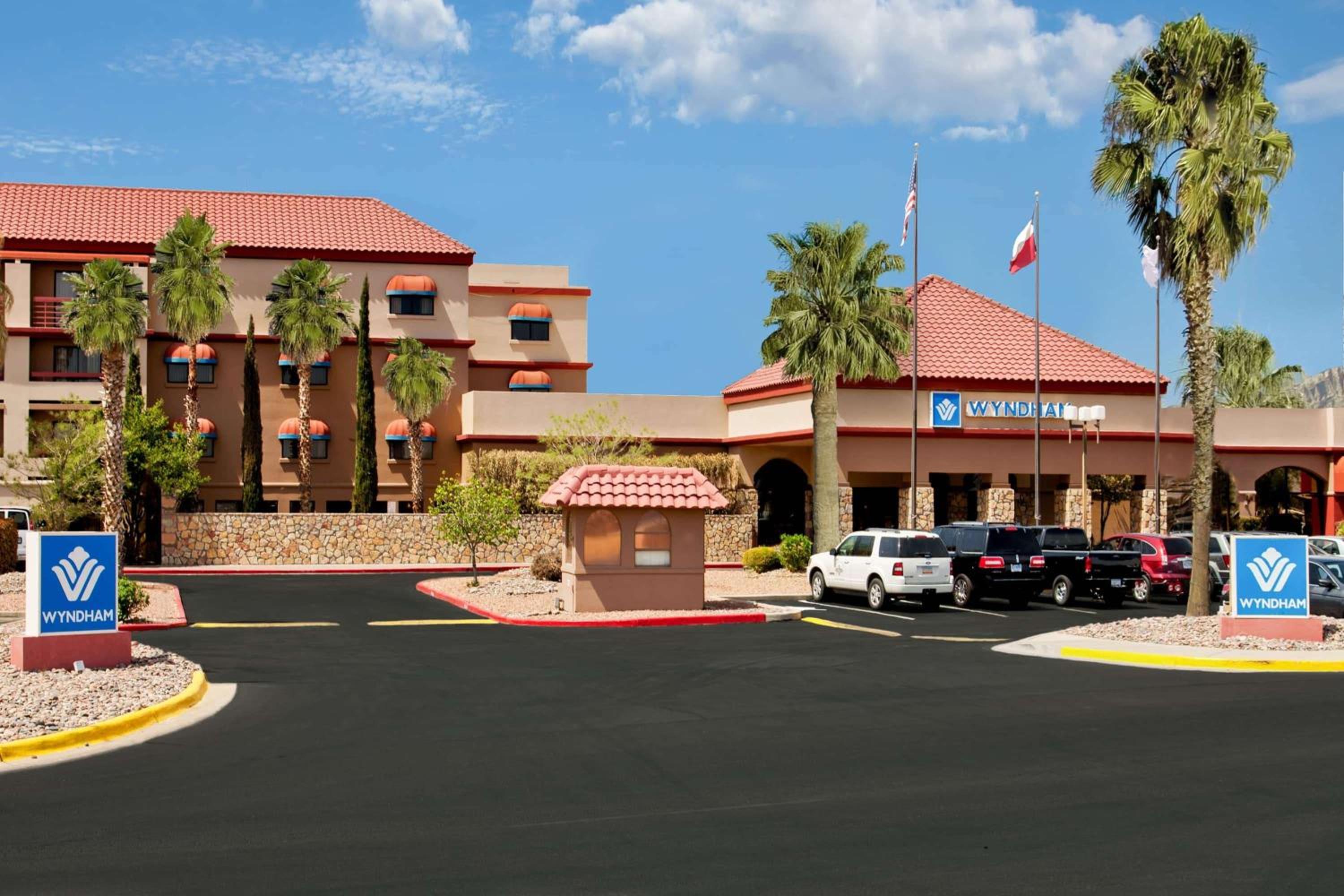 Hotel Wyndham El Paso Airport and Water Park - Image 1