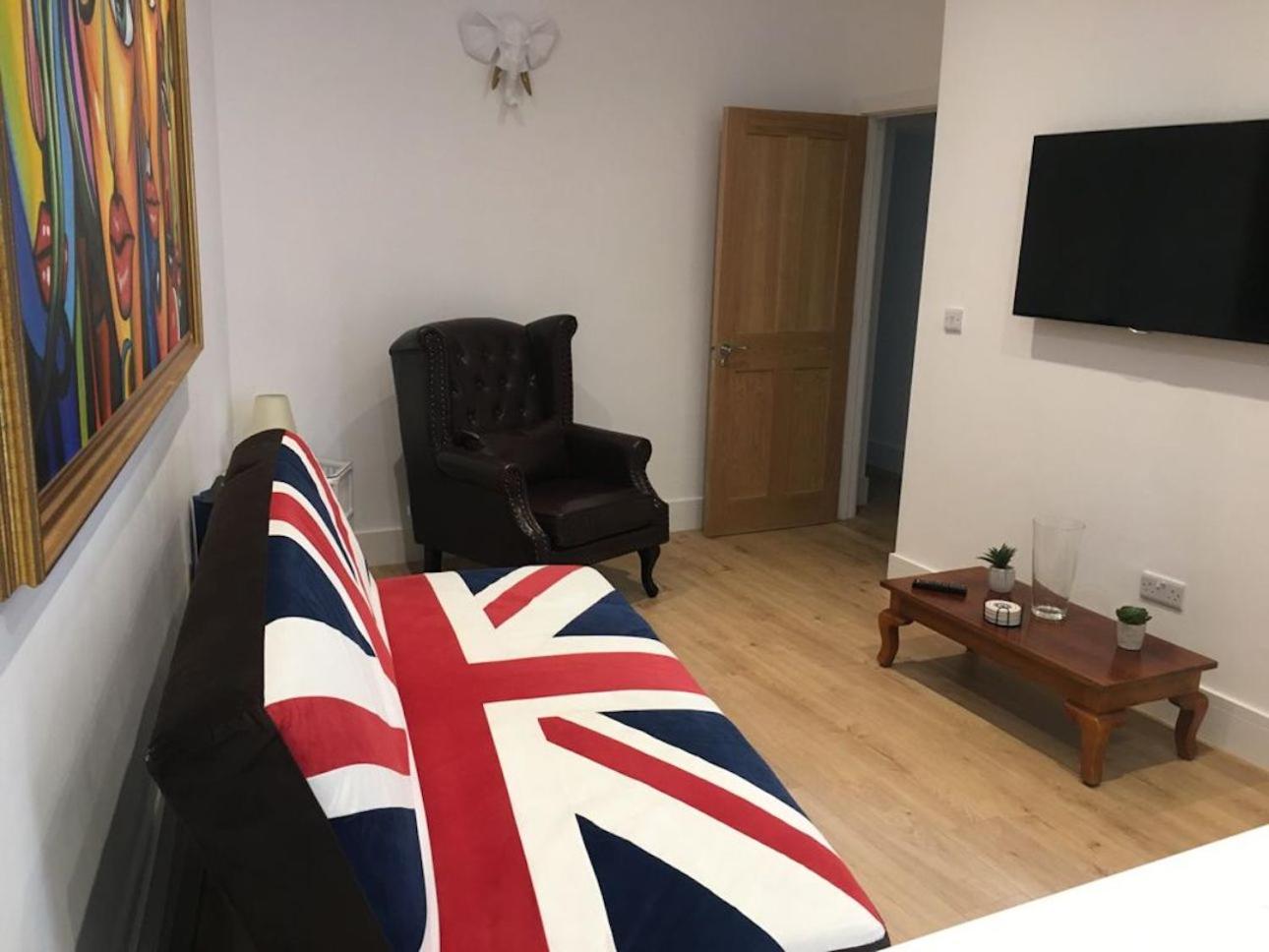 Bagshot High Street shops & restaurants on doorstep Ground Floor Sleeps 4 Free & Permit Parking near PennyHill Spa Ascot Races Wentworth Golf Longcross Fil view 5