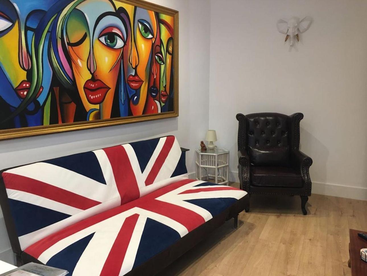 Bagshot High Street shops & restaurants on doorstep Ground Floor Sleeps 4 Free & Permit Parking near PennyHill Spa Ascot Races Wentworth Golf Longcross Fil view 3