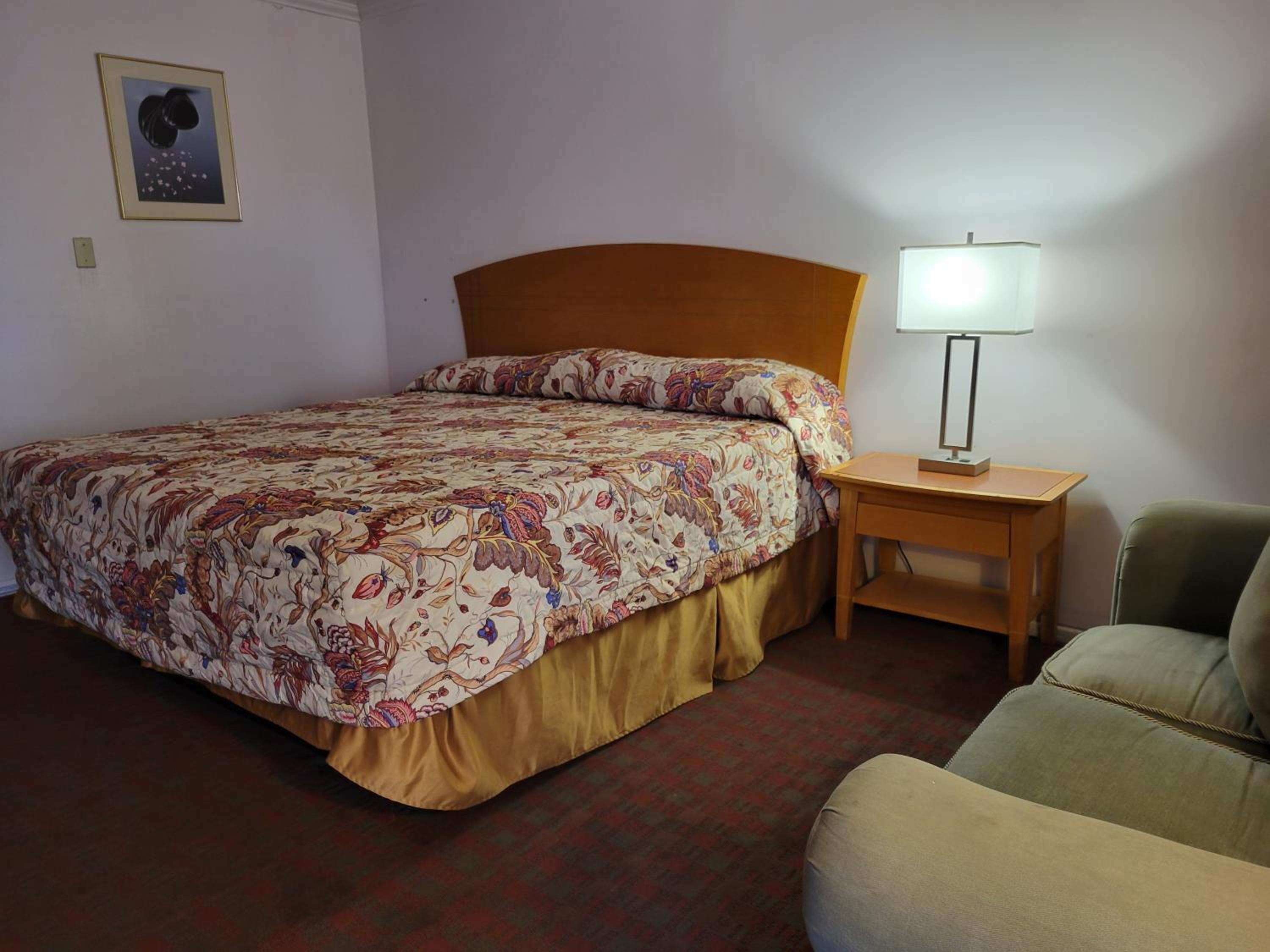 Emerald Inn & Lounge