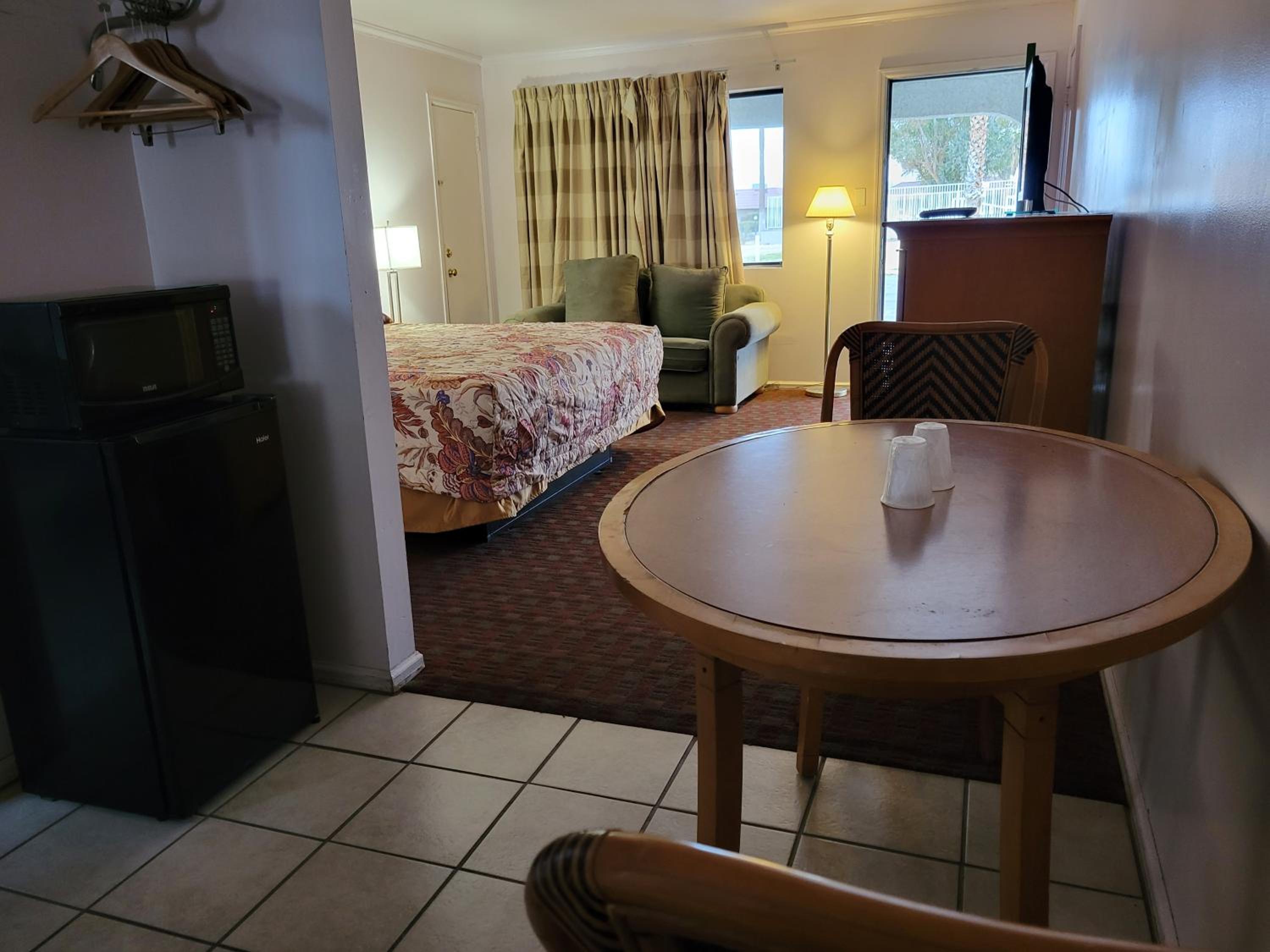 Emerald Inn & Lounge
