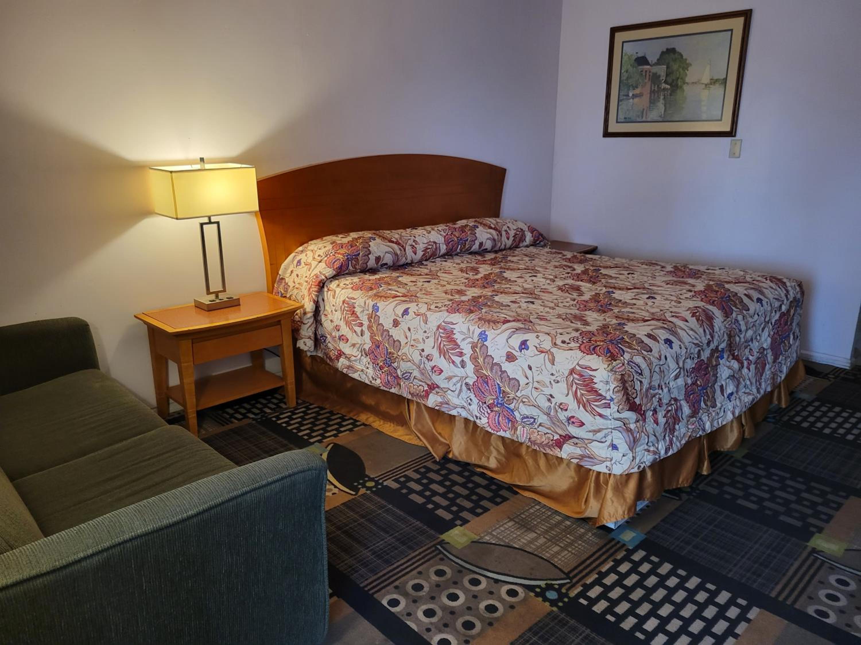 Emerald Inn & Lounge