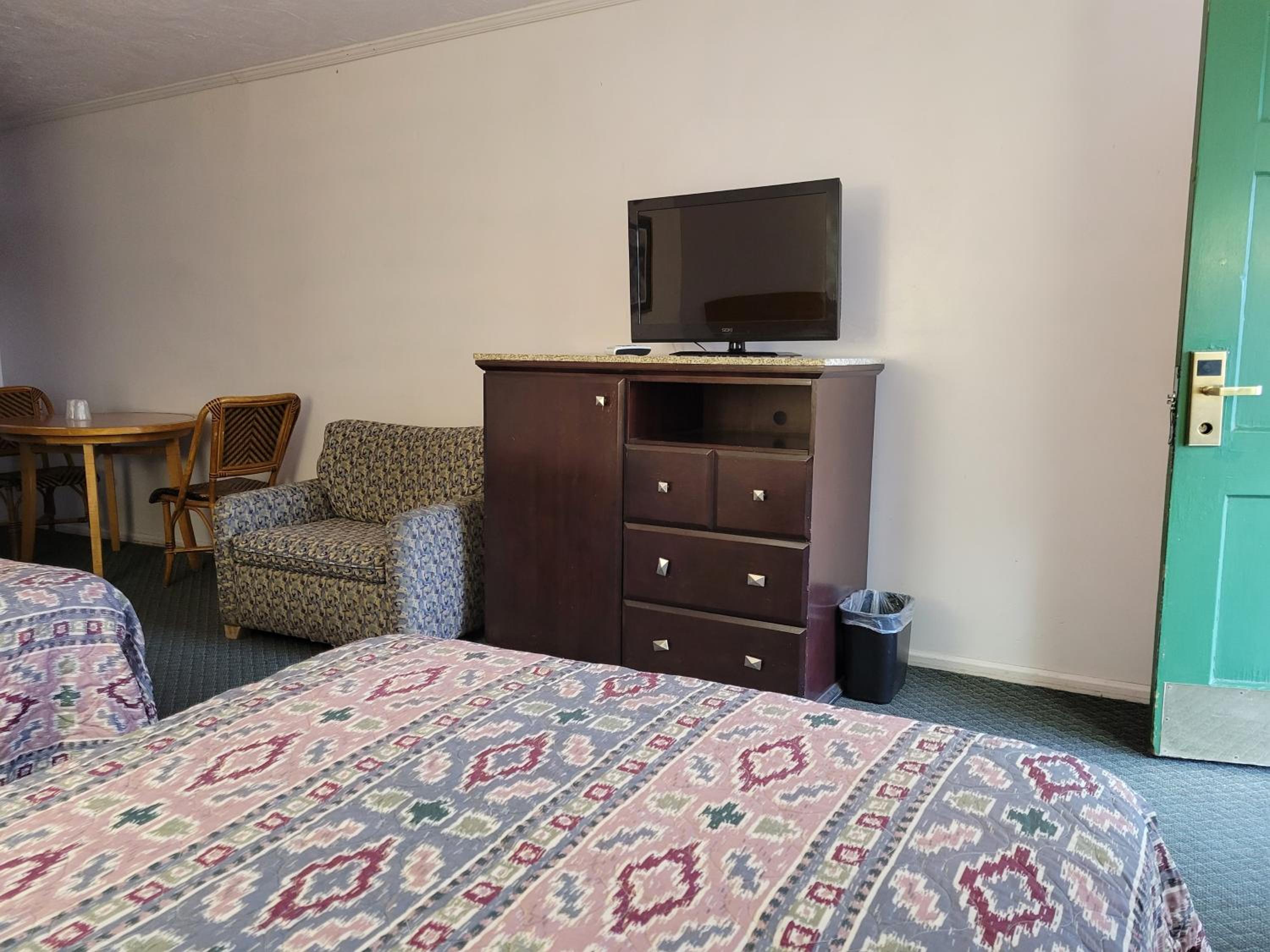 Emerald Inn & Lounge
