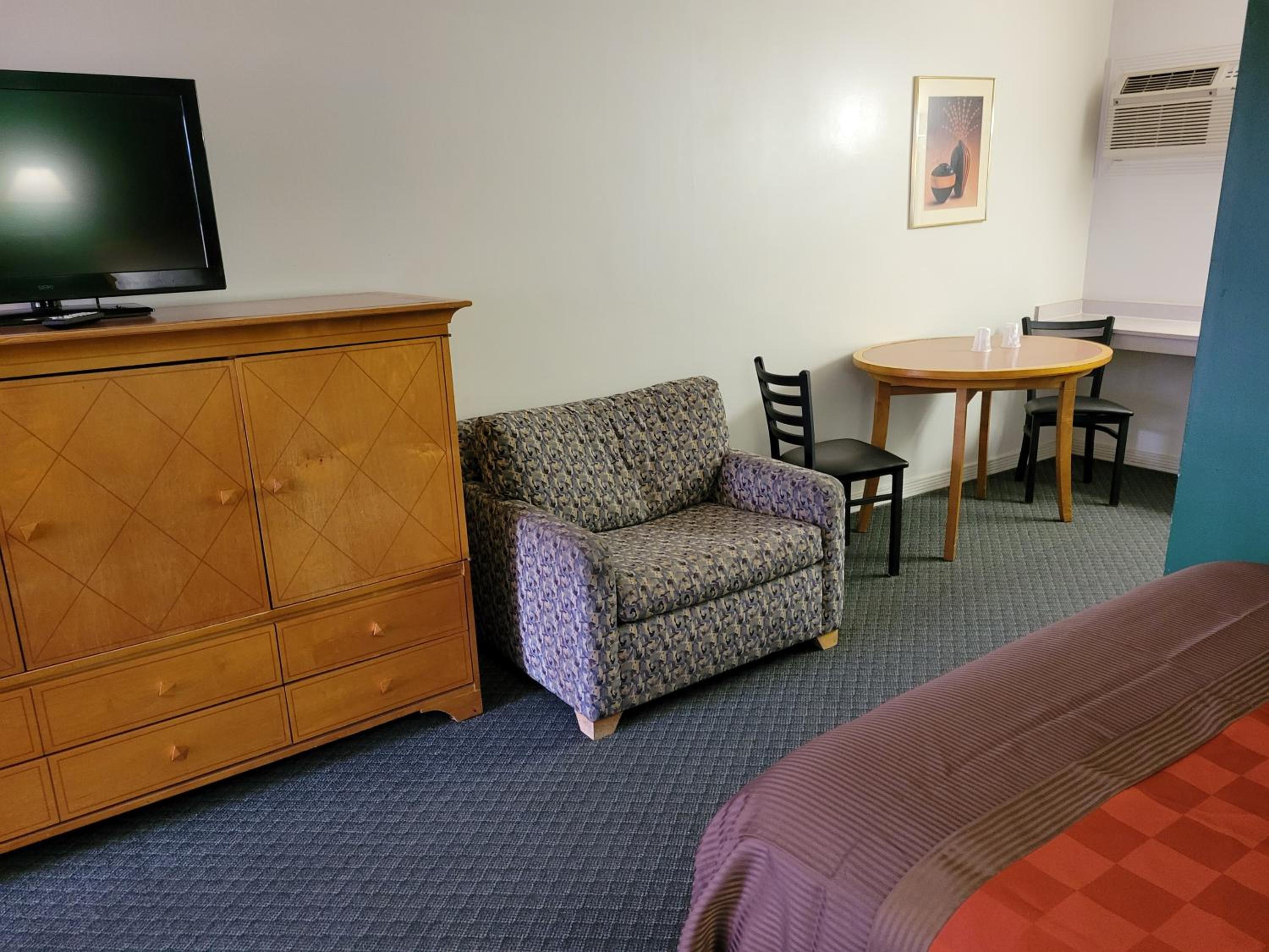 Emerald Inn & Lounge