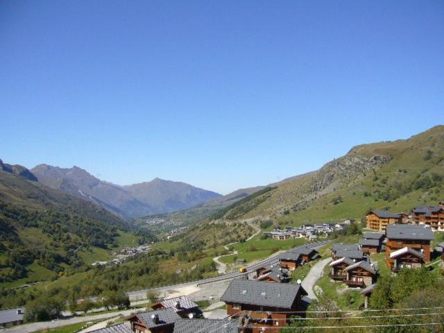 Les Menuires skis aux pieds view 2