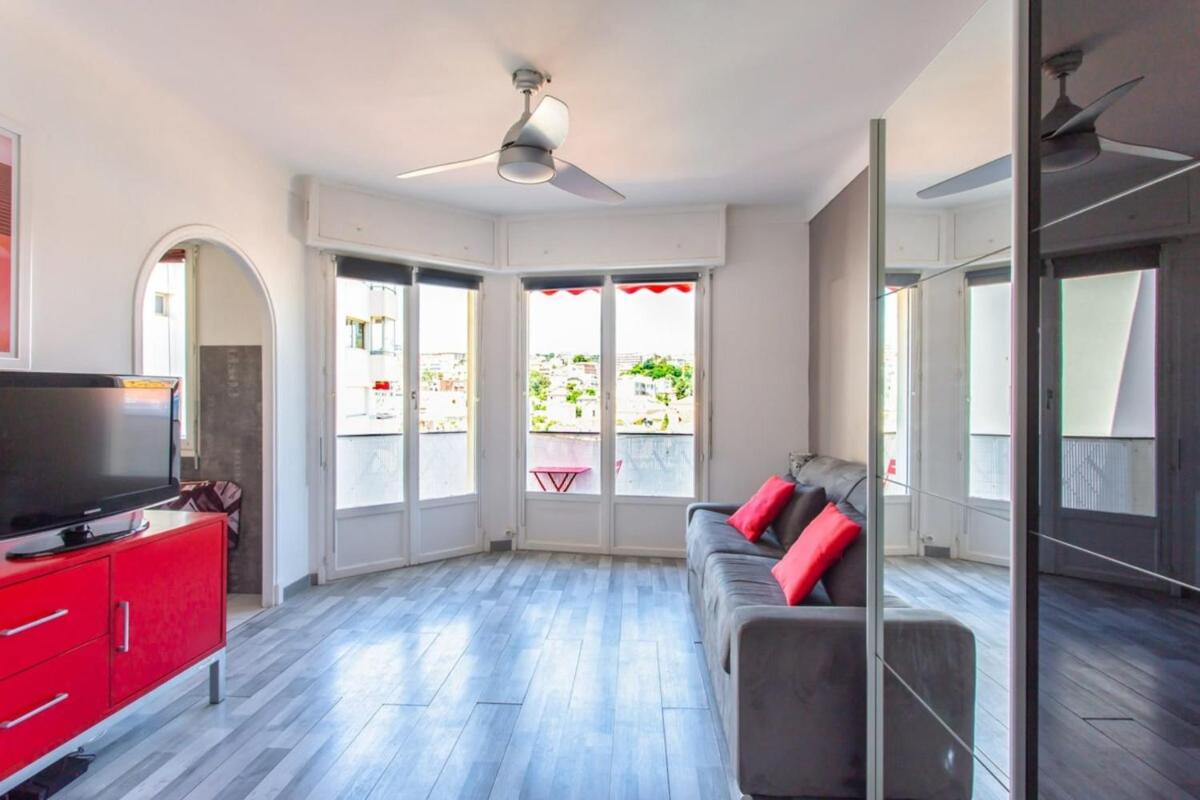Studio with terrace 15 minutes from the Croisette photo 2