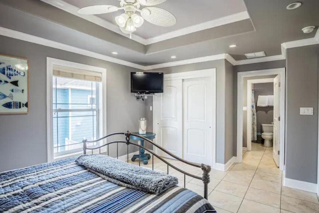 7 Bedroom Home STEPS TO THE BEACH With 4 Patios and Pool! Sleeps 20