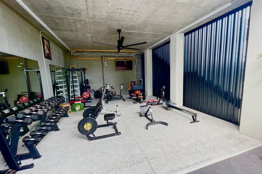Quiet private getaway, private gym walk 2 beach