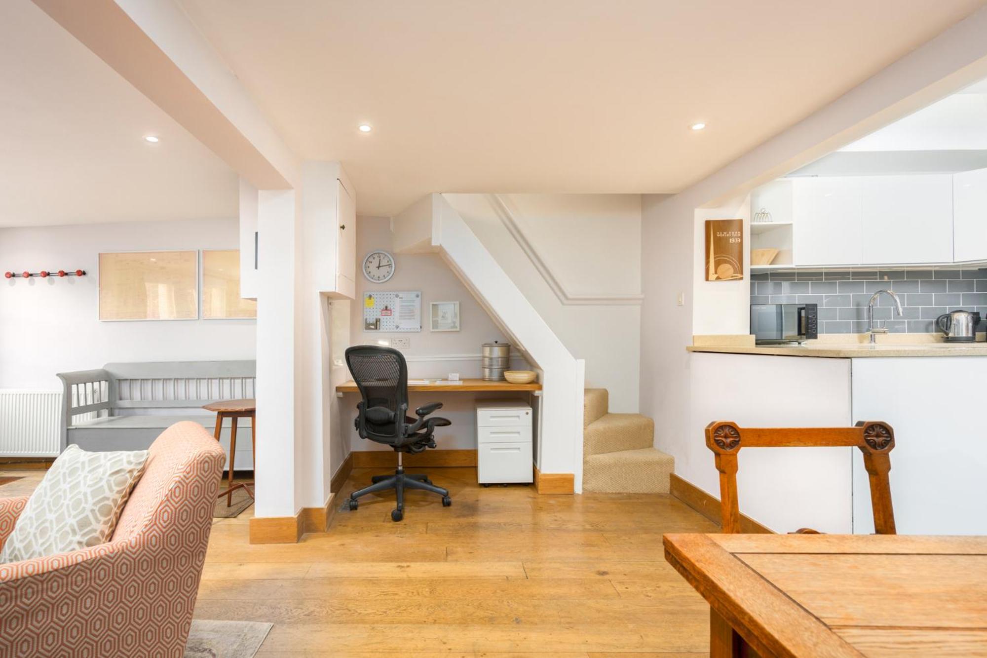 Delightful Bird Sisters Cottage with Free Parking view 3