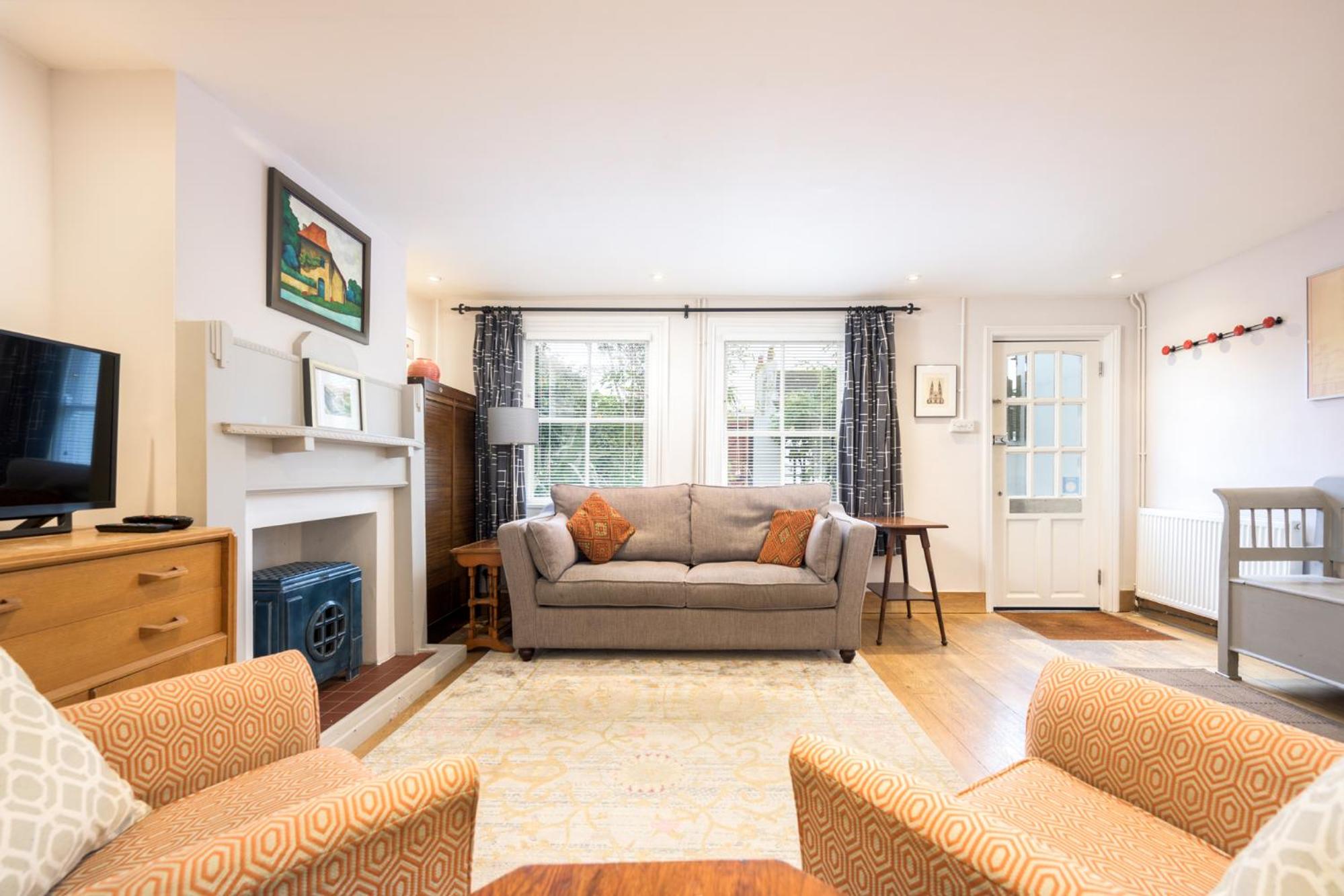 Delightful Bird Sisters Cottage with Free Parking view 2