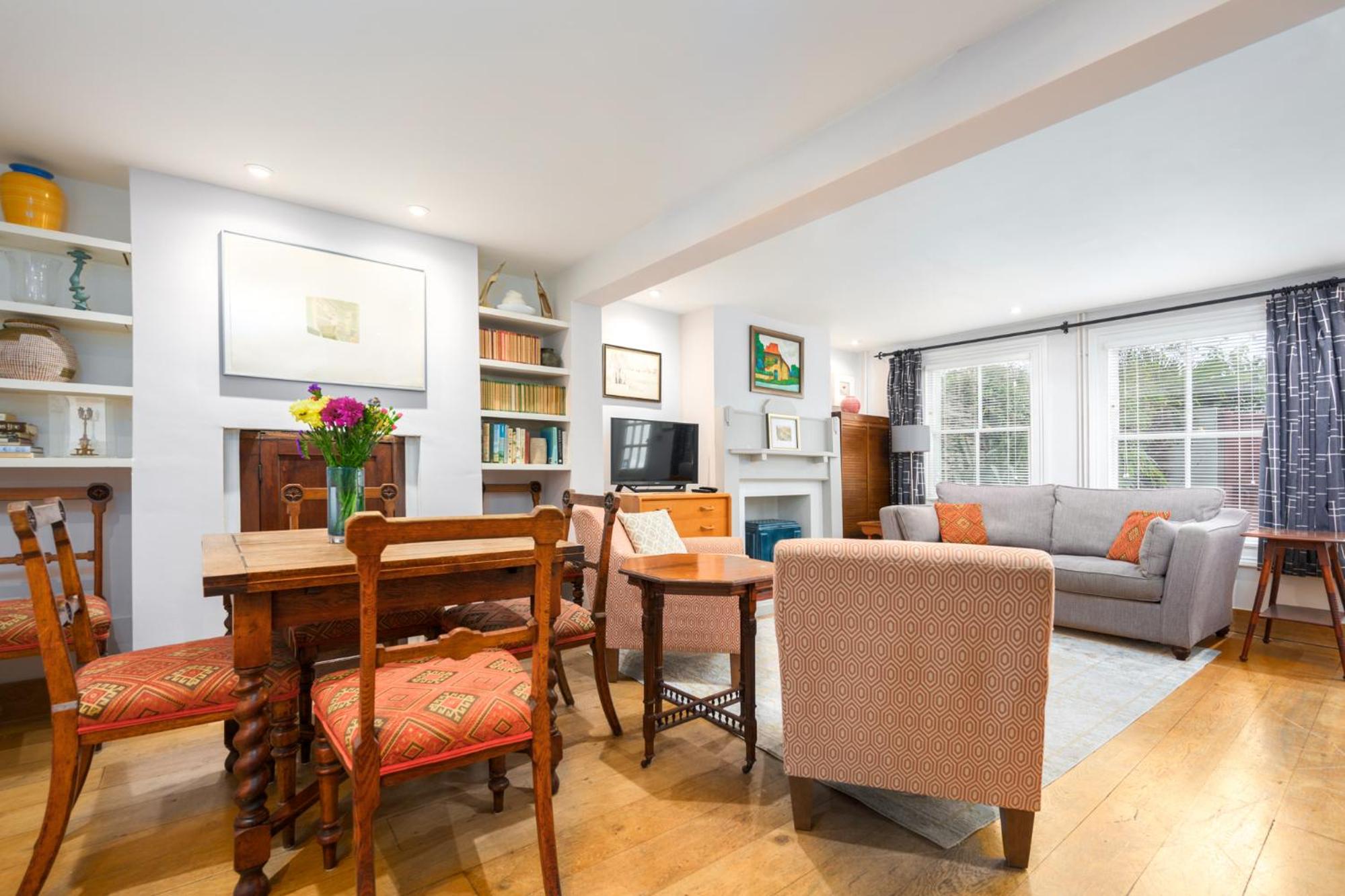 Delightful Bird Sisters Cottage with Free Parking view 4