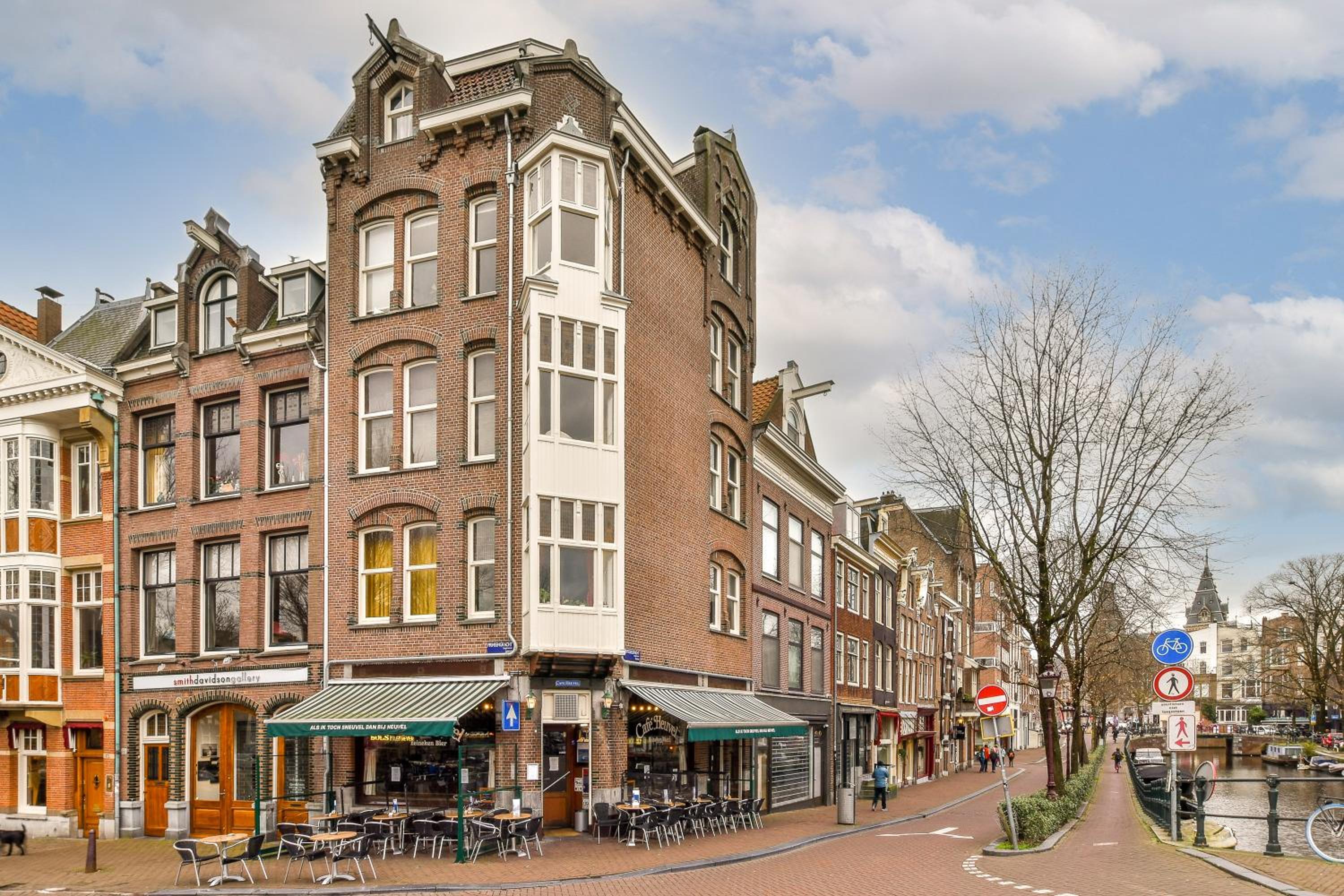 Spiegelgracht Apartments with Canal View
