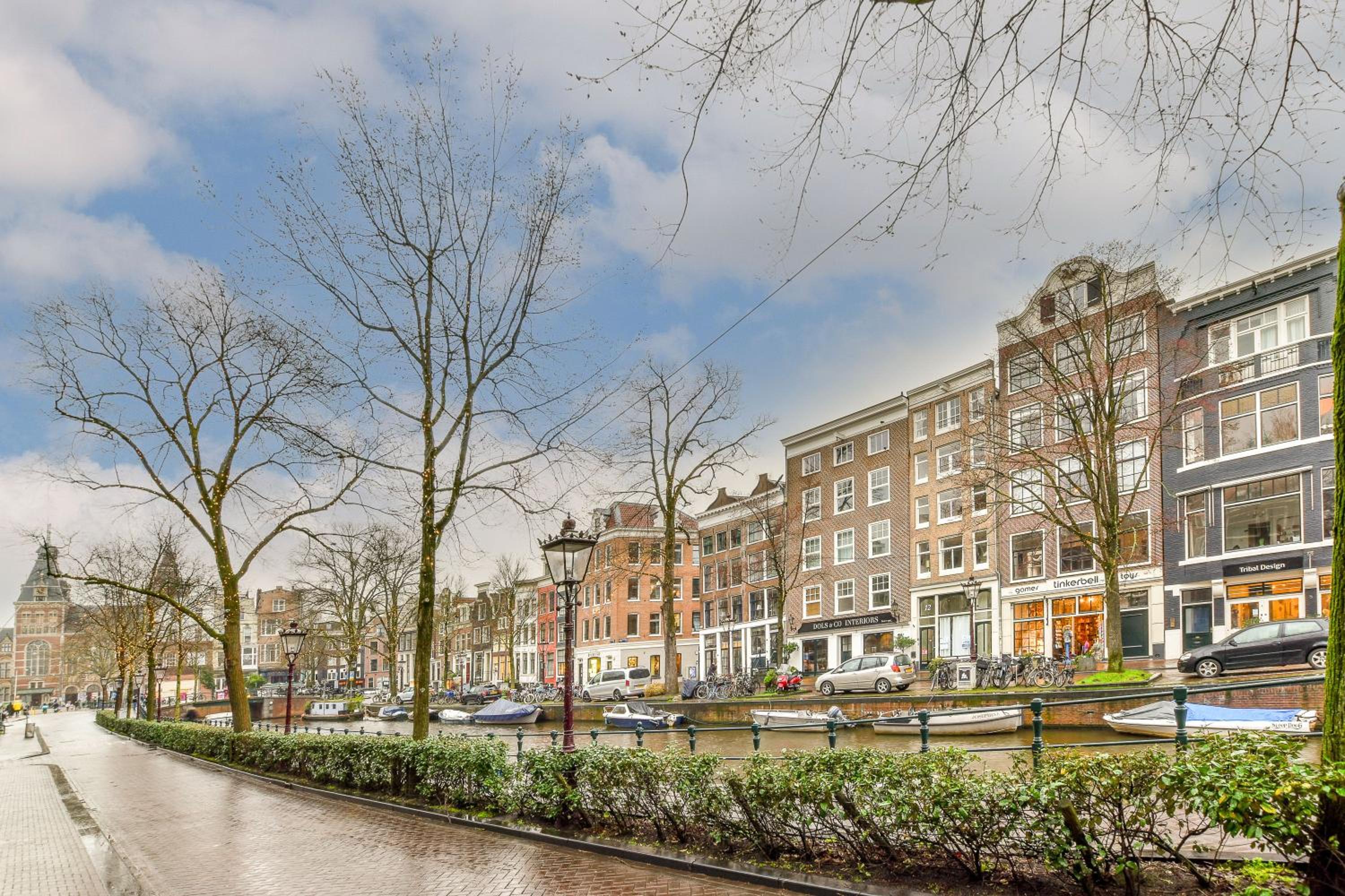 Spiegelgracht Apartments with Canal View