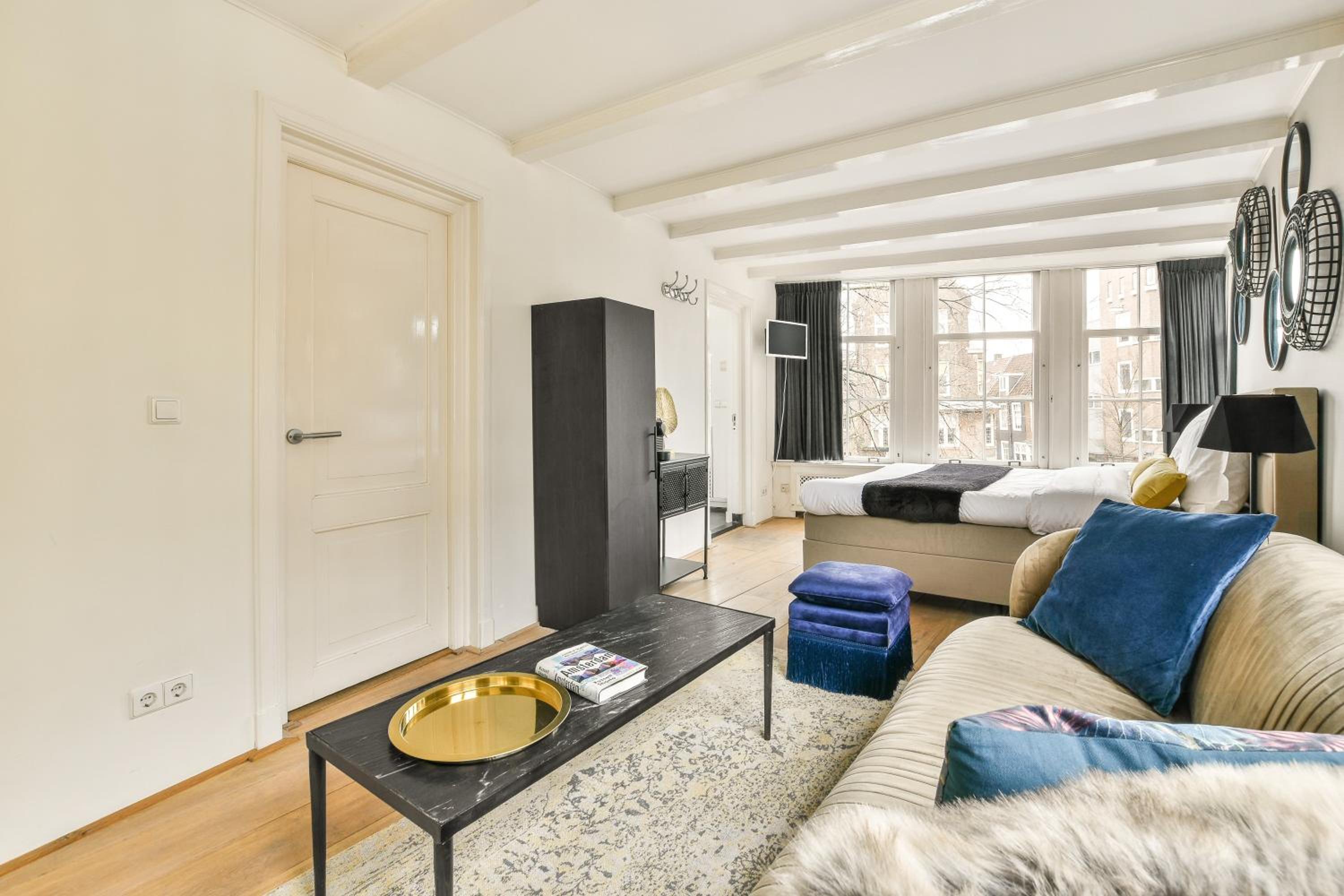 Spiegelgracht Apartments with Canal View