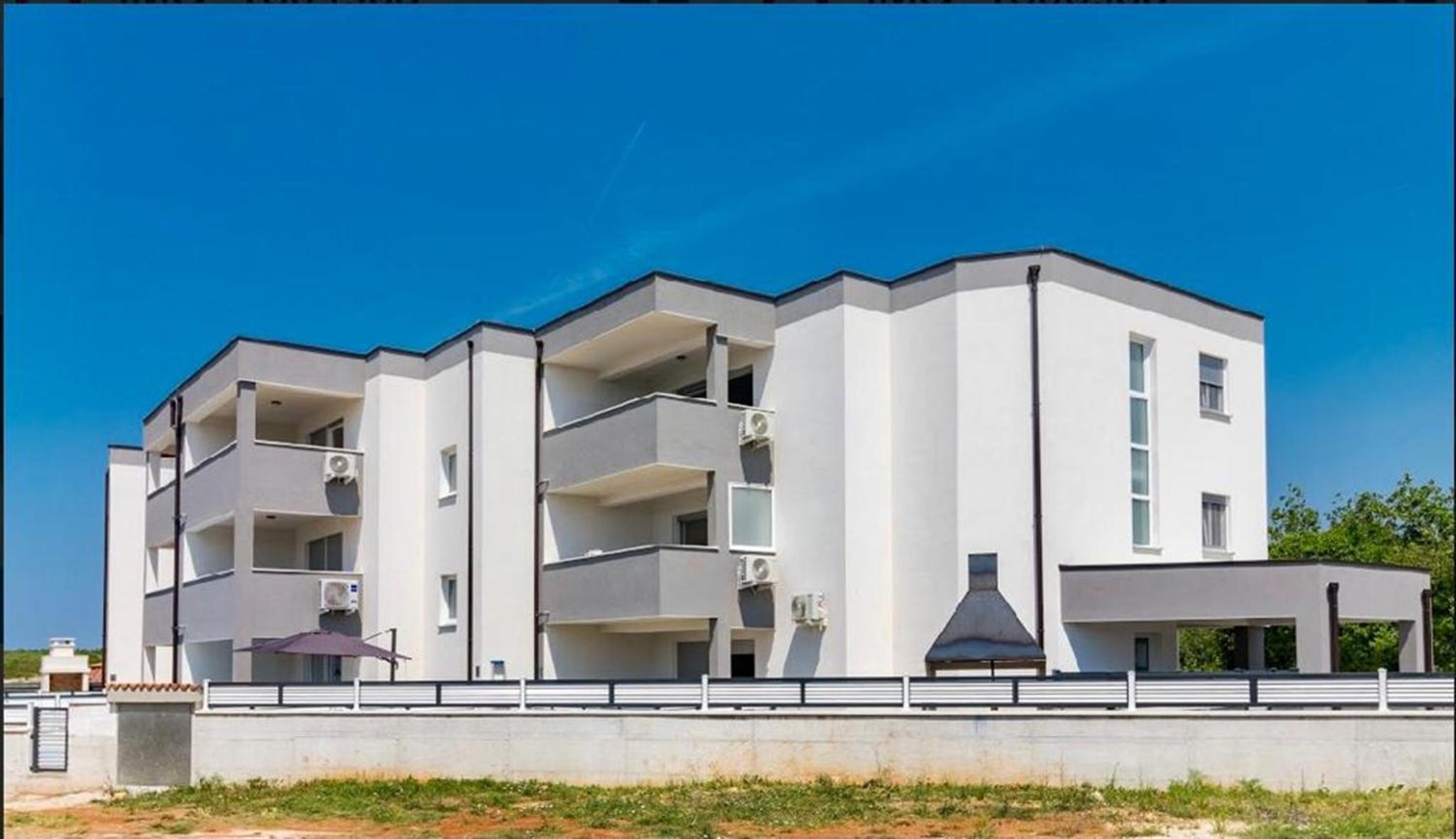 Hotel Pool Apartment Sax - Image 1