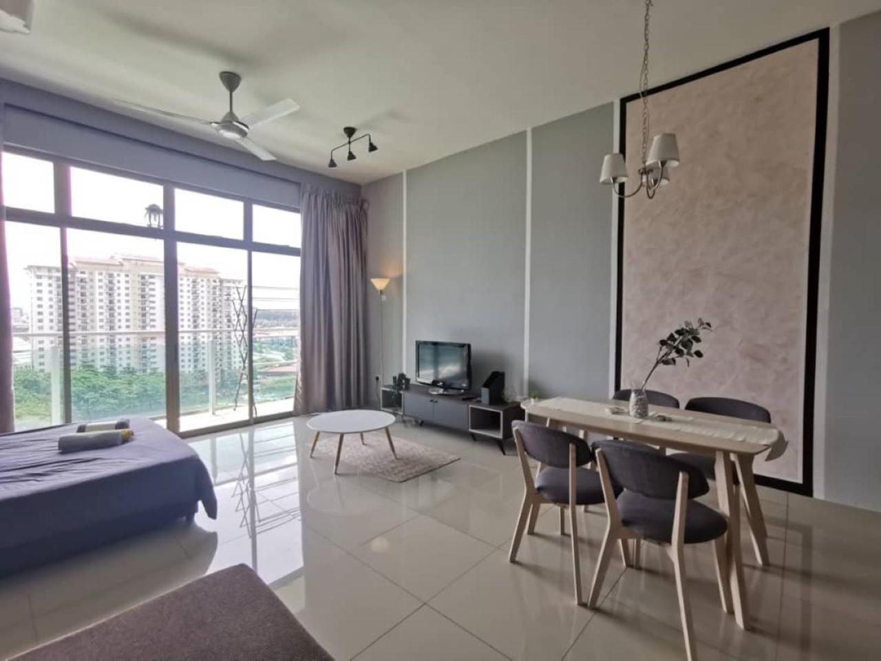 11-Modern HOMESTAY PALAZIO lake view Mount Austin Palazio near AEON Themepark Toppen IKEA