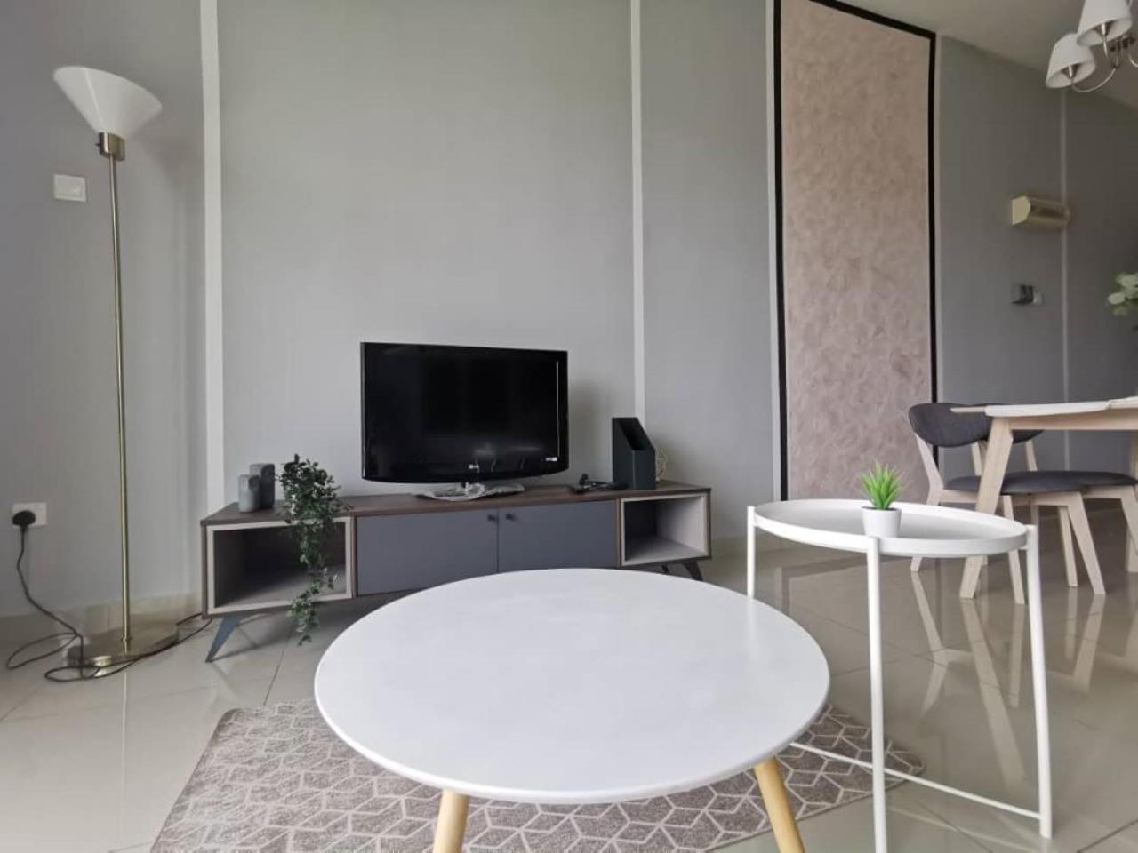 11-Modern HOMESTAY PALAZIO lake view Mount Austin Palazio near AEON Themepark Toppen IKEA
