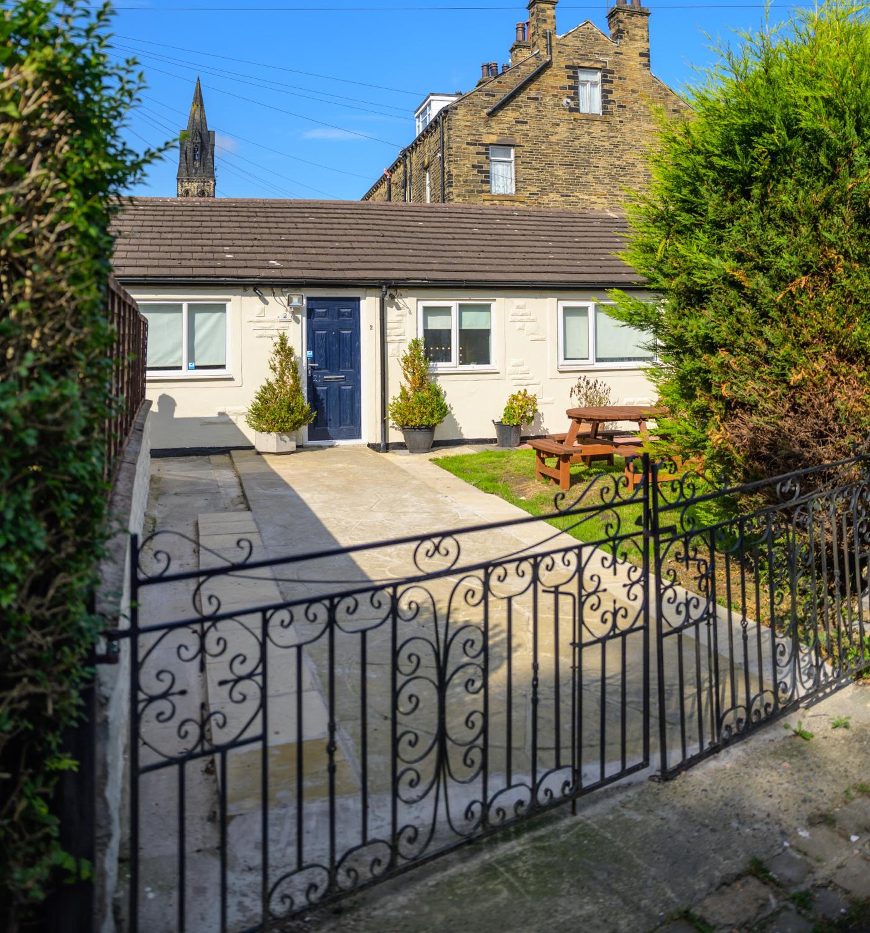 1 Bed House - Sleeps 2 - Parking - Wifi view 3