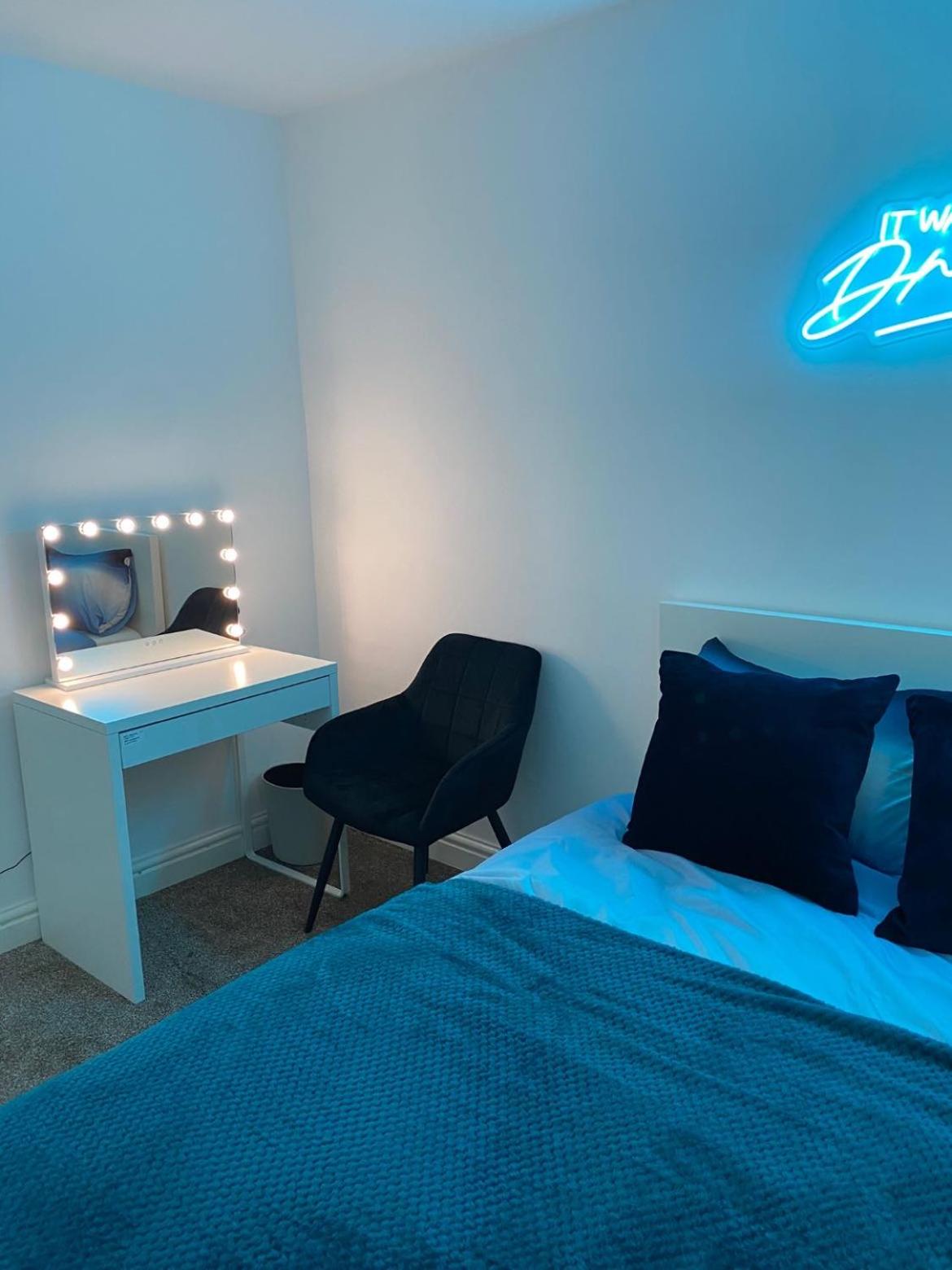 1 Bed House - Sleeps 2 - Parking - Wifi view 4