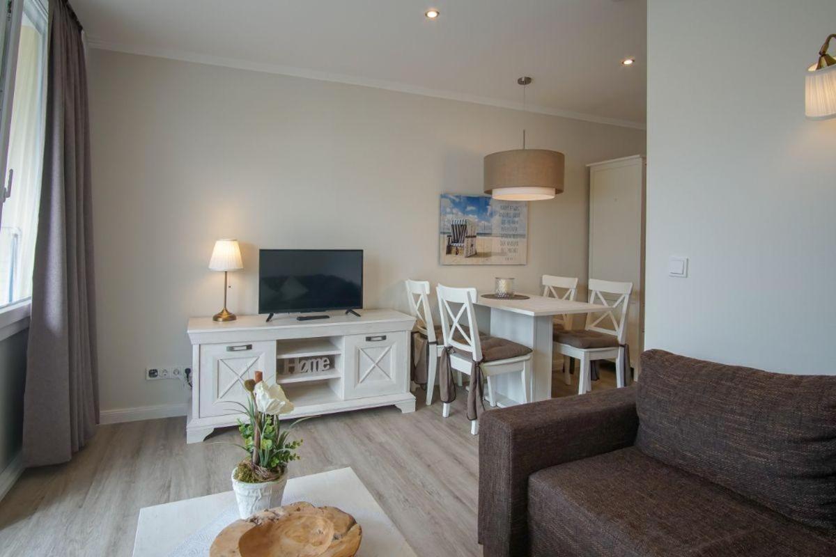 Strandhotel-Heiligenhafen-Wohnung-207-Kaeptn-s-cabin-Typ-III view 3