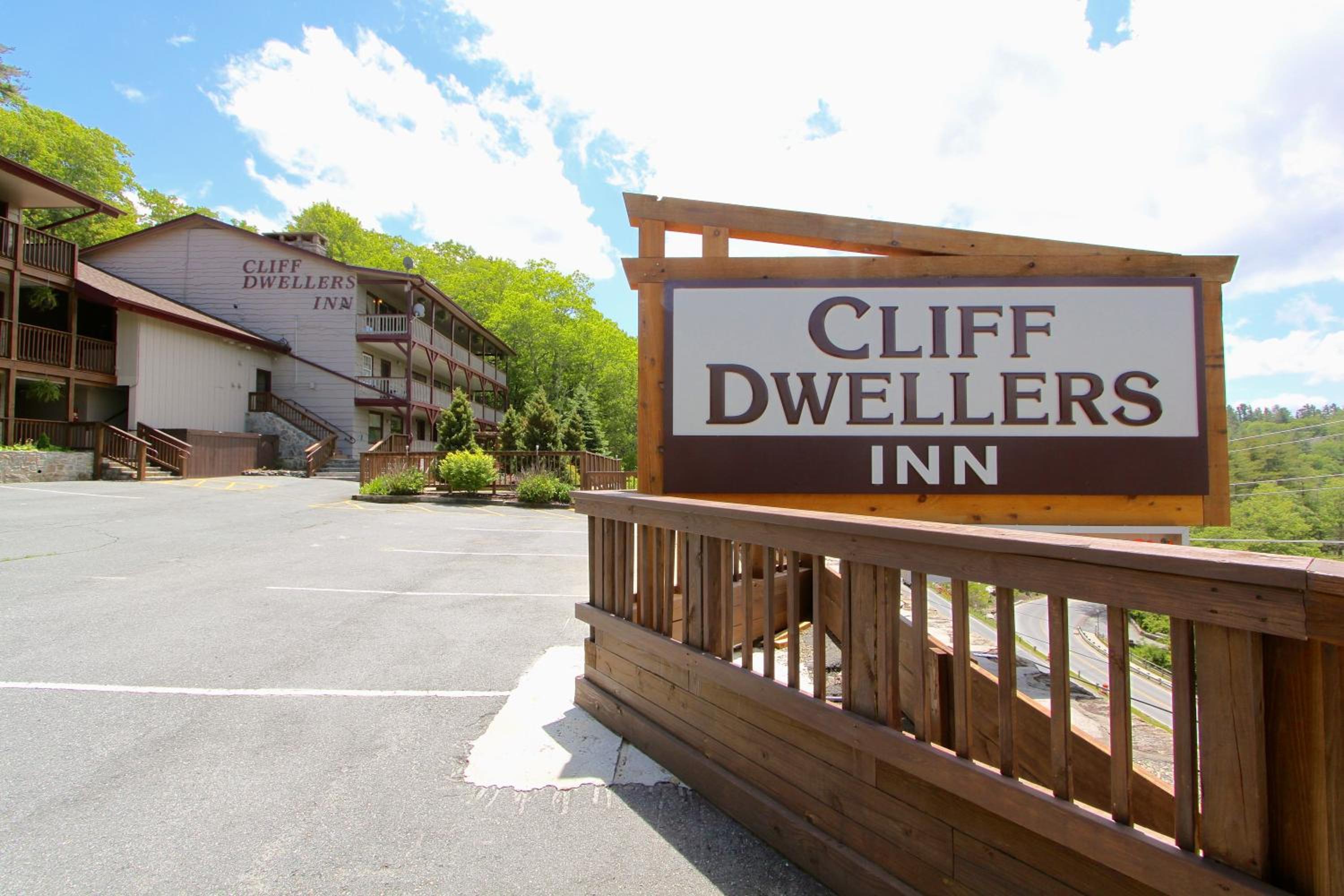 Hotel Cliff Dwellers Inn - Image 1