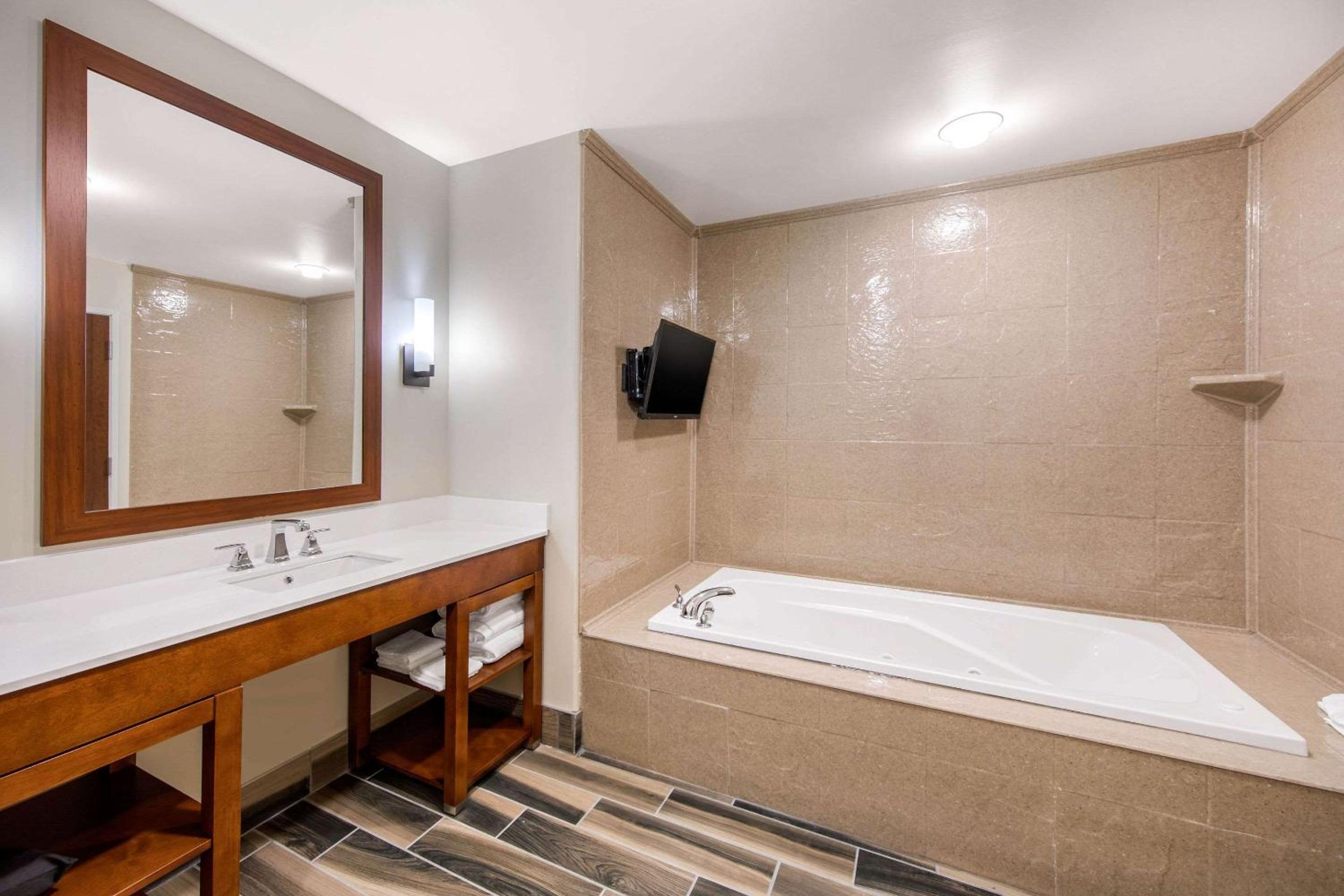 Liberal Vacations - Comfort Suites - Property Image 30