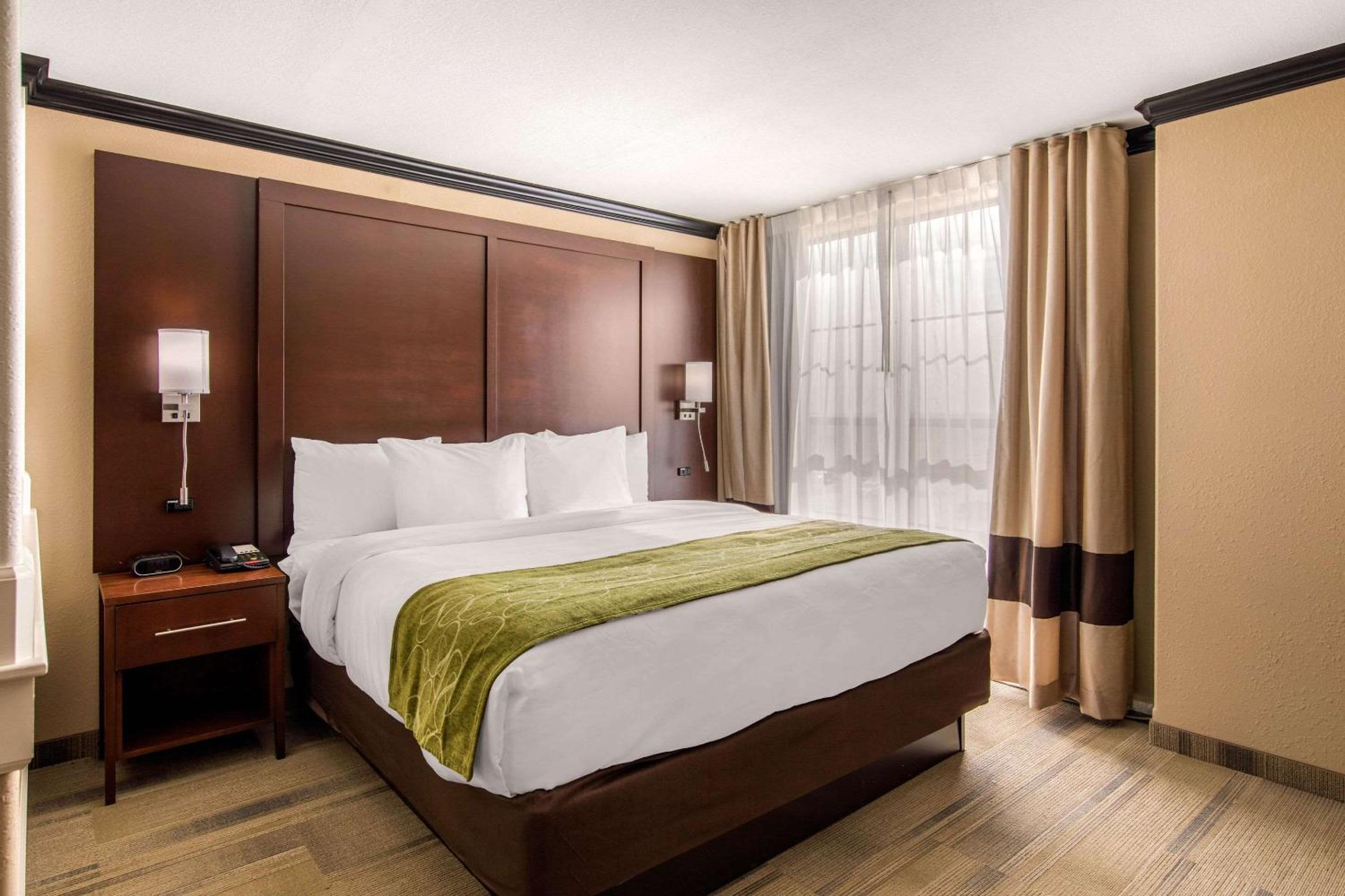 Liberal Vacations - Comfort Suites - Property Image 2