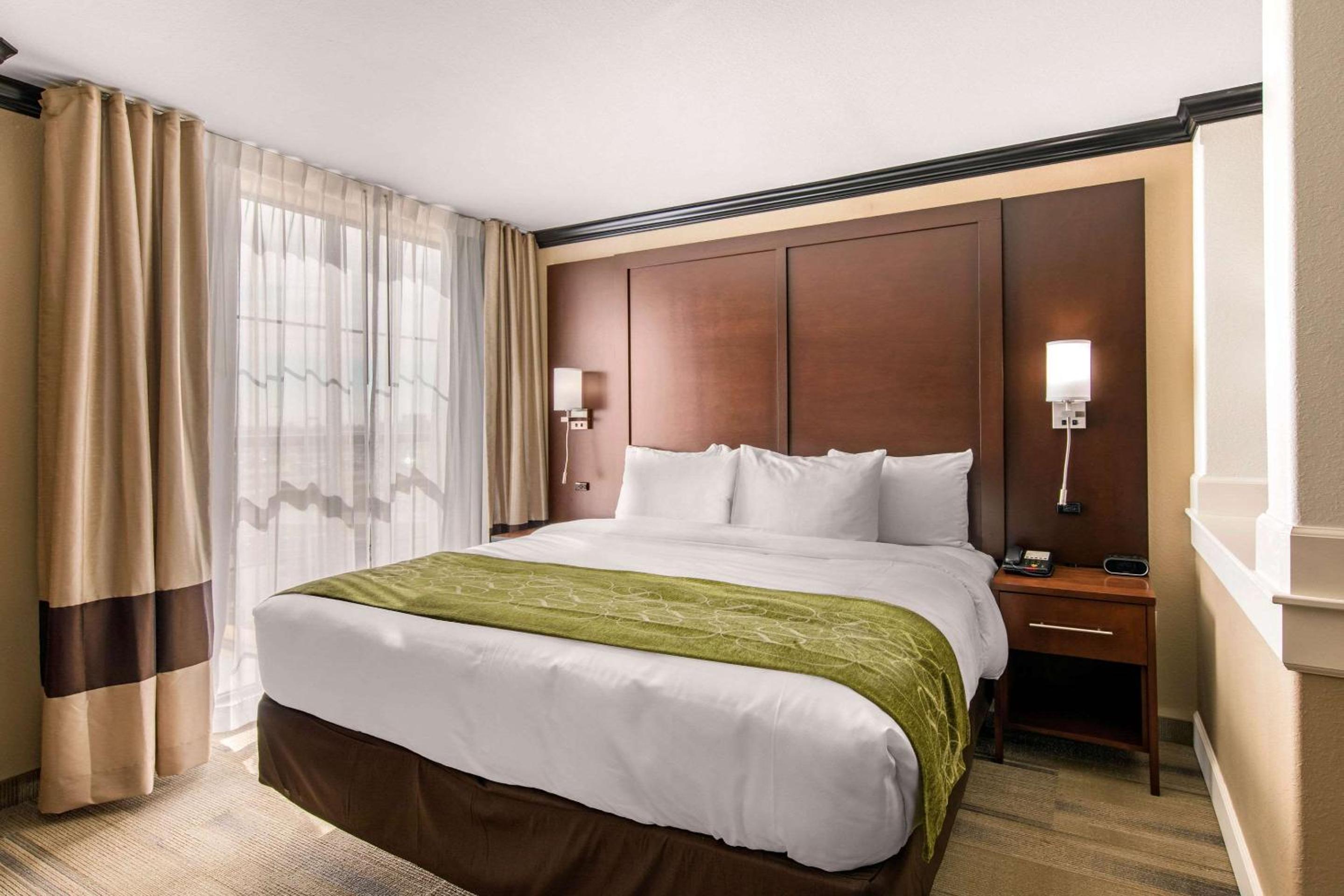 Liberal Vacations - Comfort Suites - Property Image 5