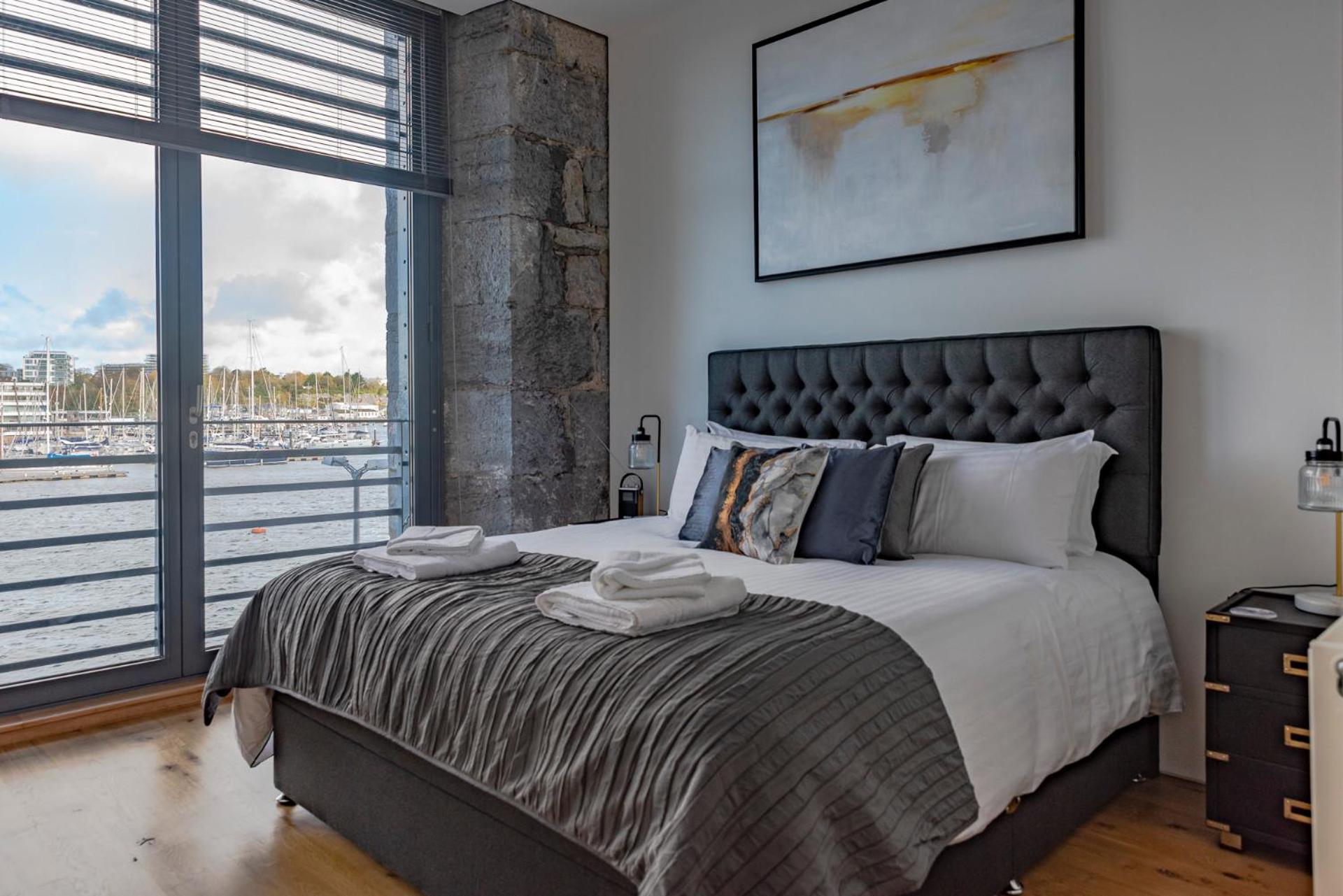 Luxurious 1 bed RWY apartment view 5