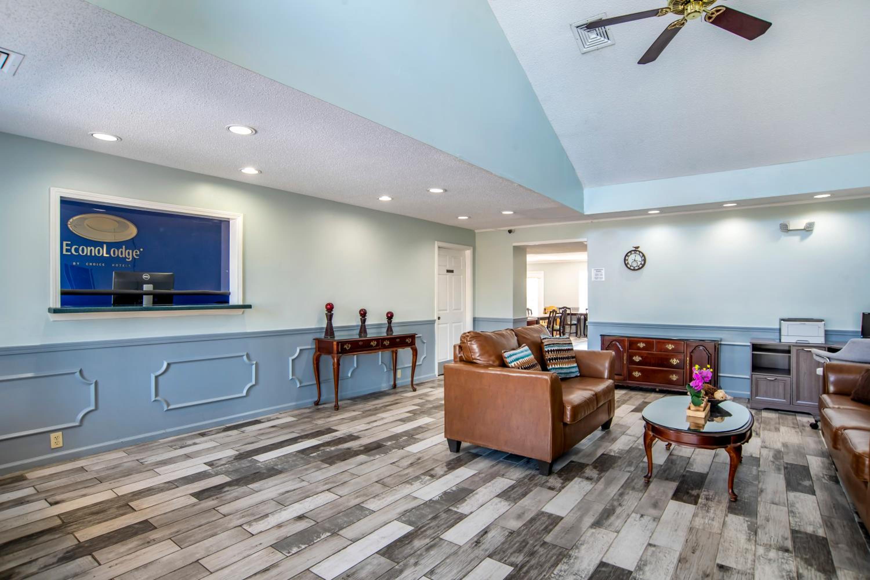 Tupelo Vacations - Econo Lodge - Property Image 12