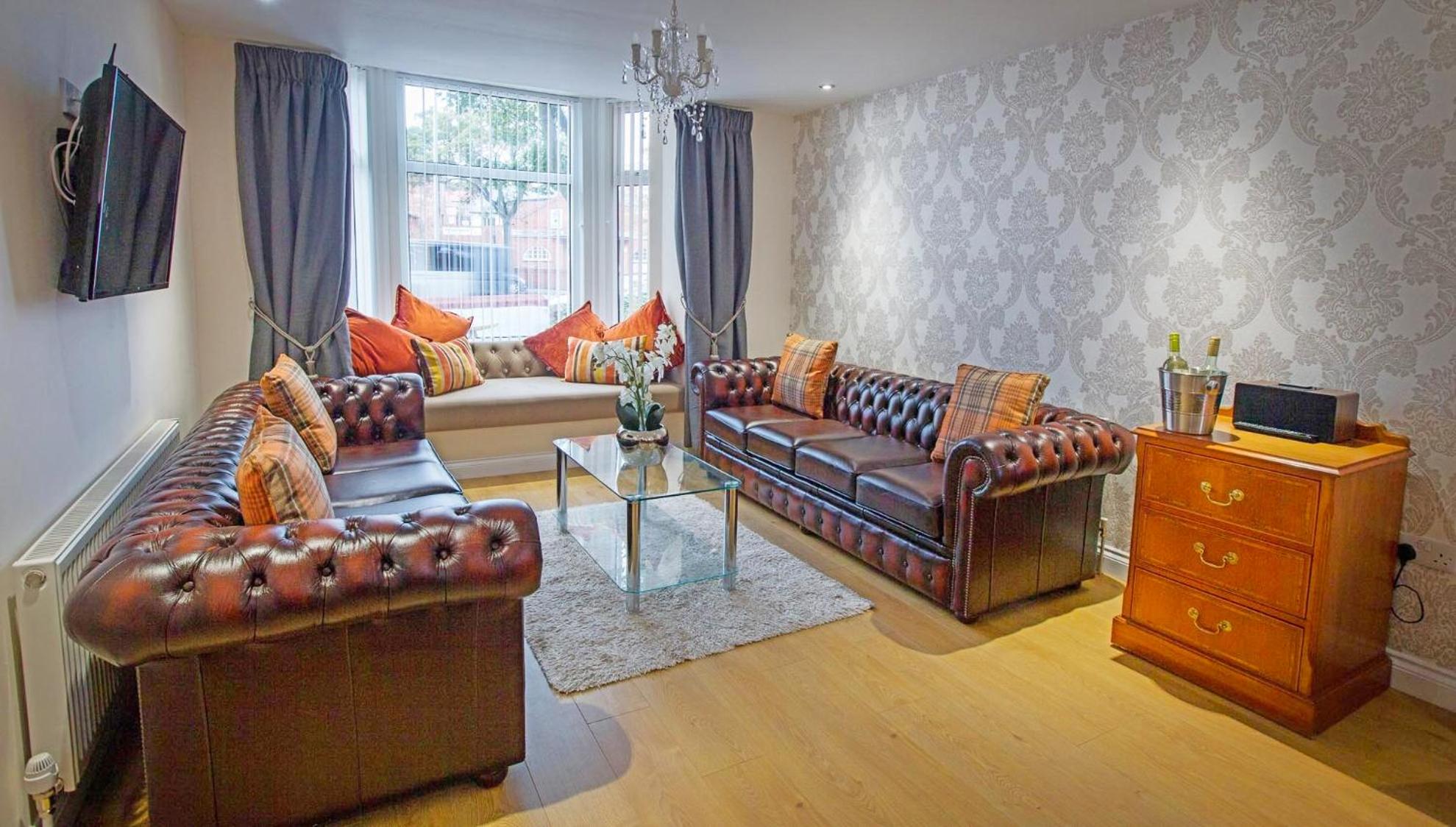 Scarborough Stays - Luxury Townhouse Ideal for large groups - HOT TUB view 3