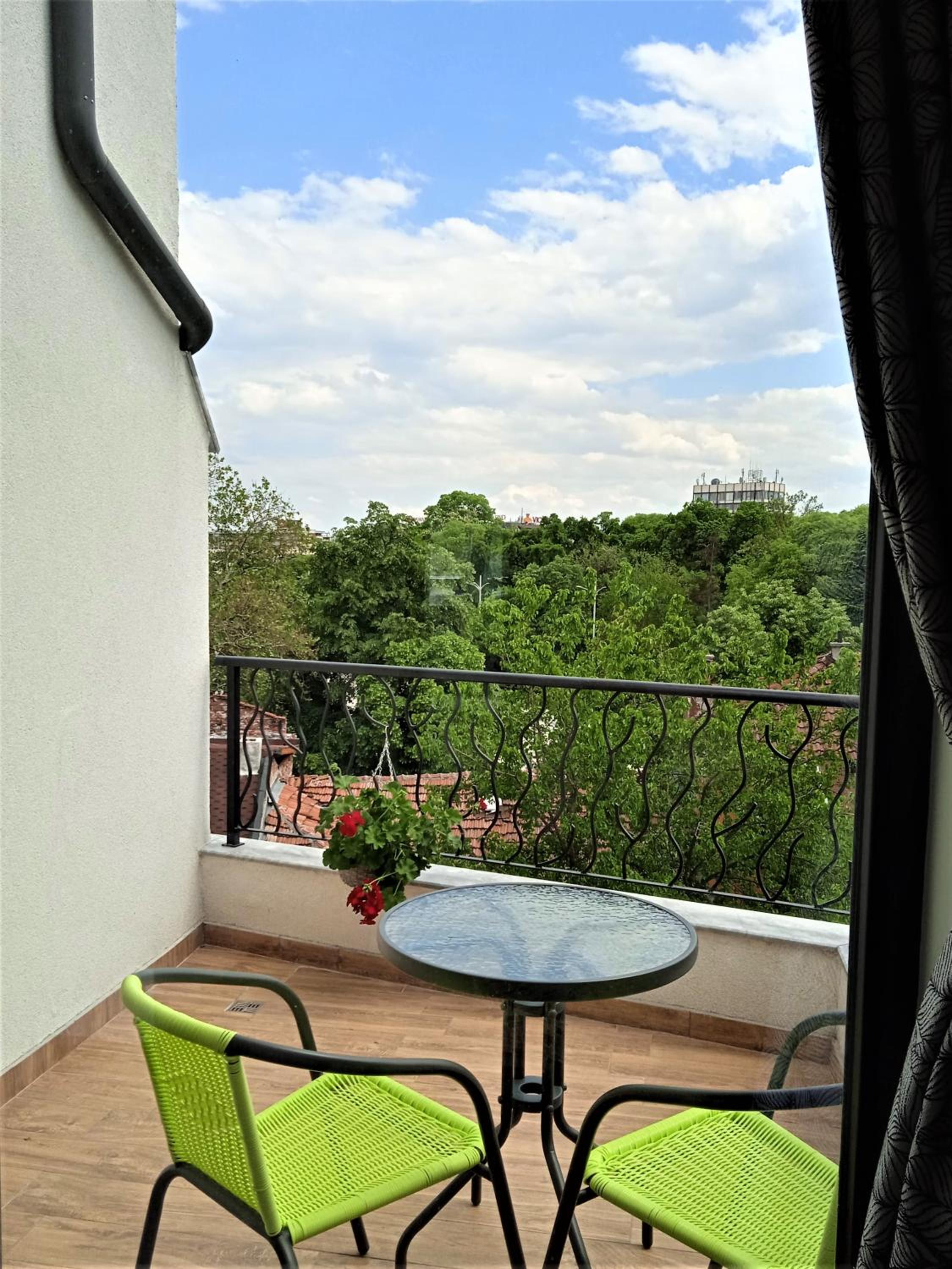 Cloud 6 -Top Center,360° view,Free private parking view 3