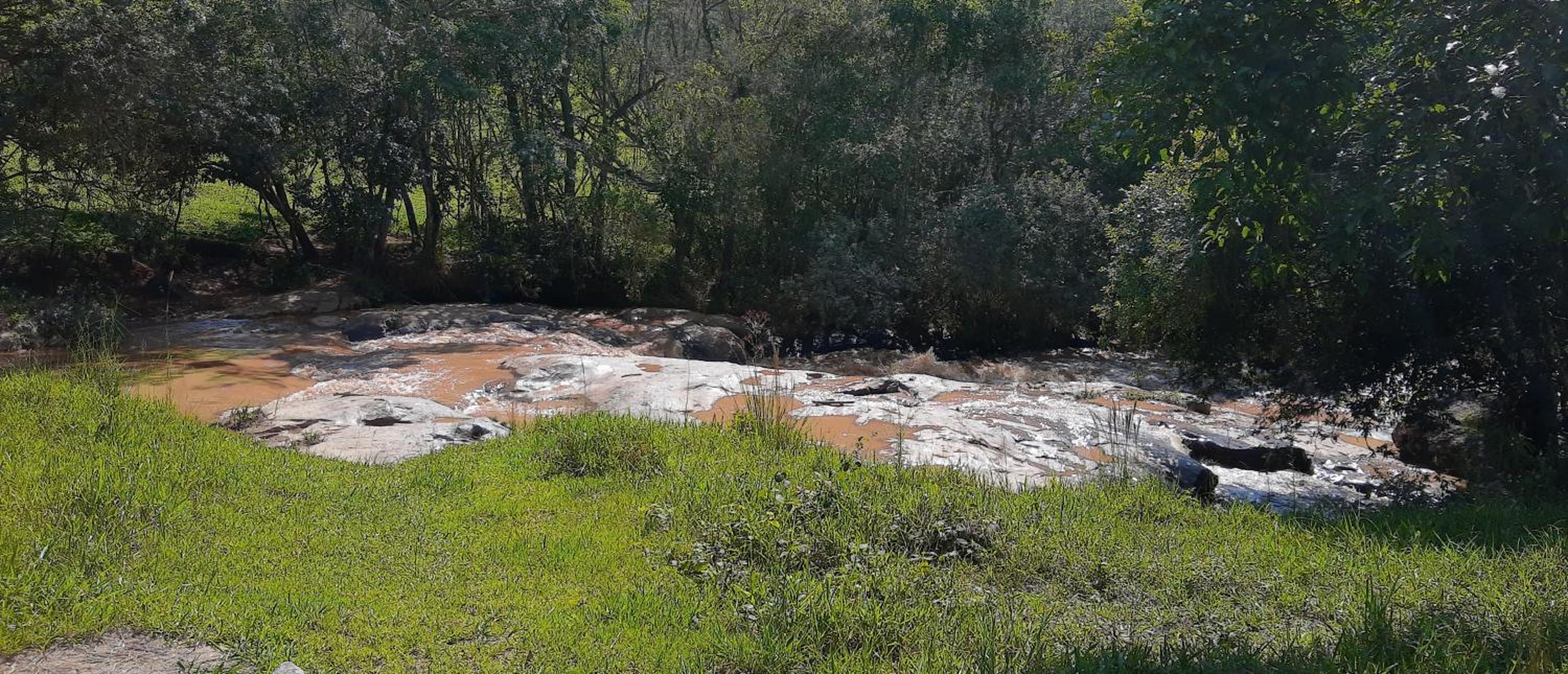 Casa em Bueno Brandão(MG) com Cachoeira Particular