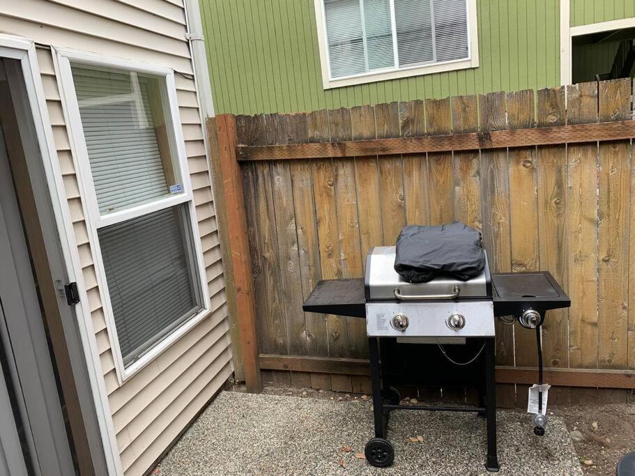 Cozy 2 Bedroom Townhouse in Northgate view 2