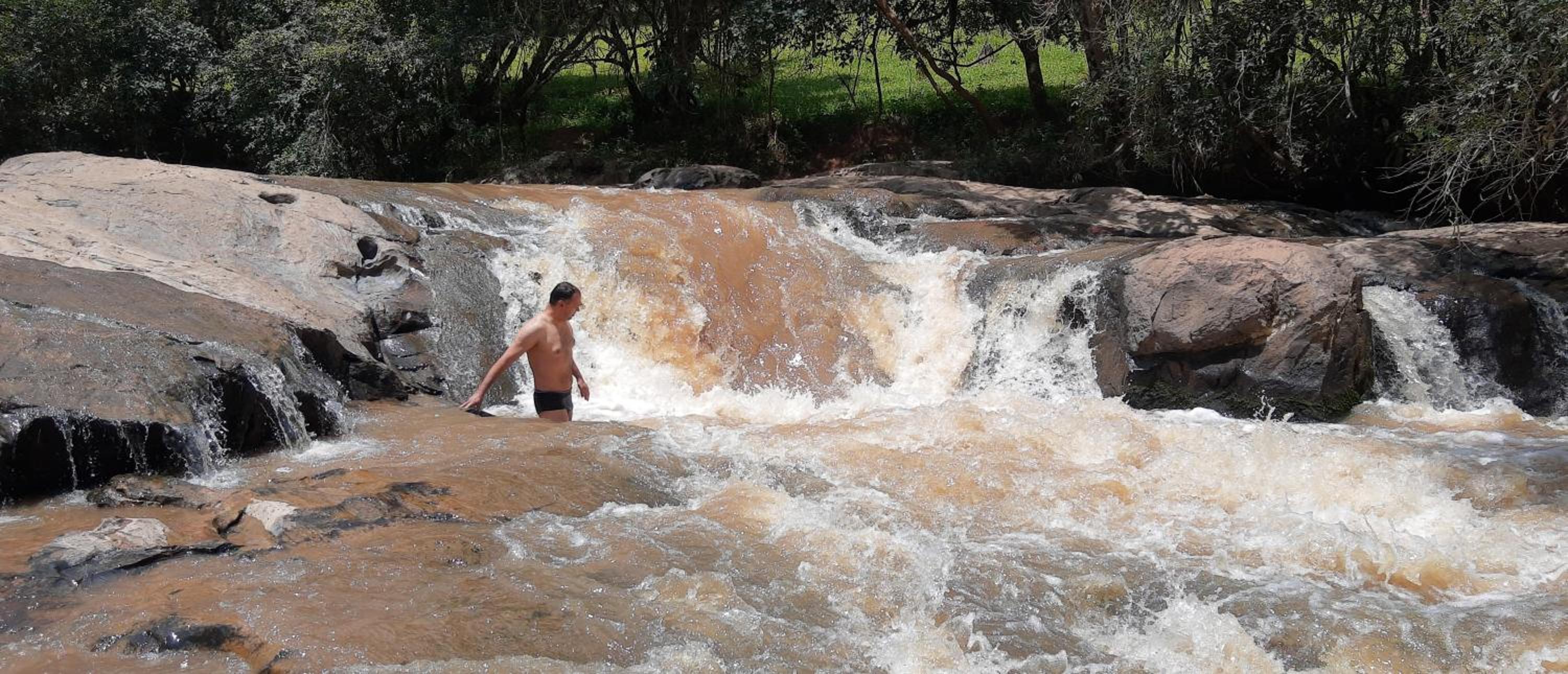 Casa em Bueno Brandão(MG) com Cachoeira Particular