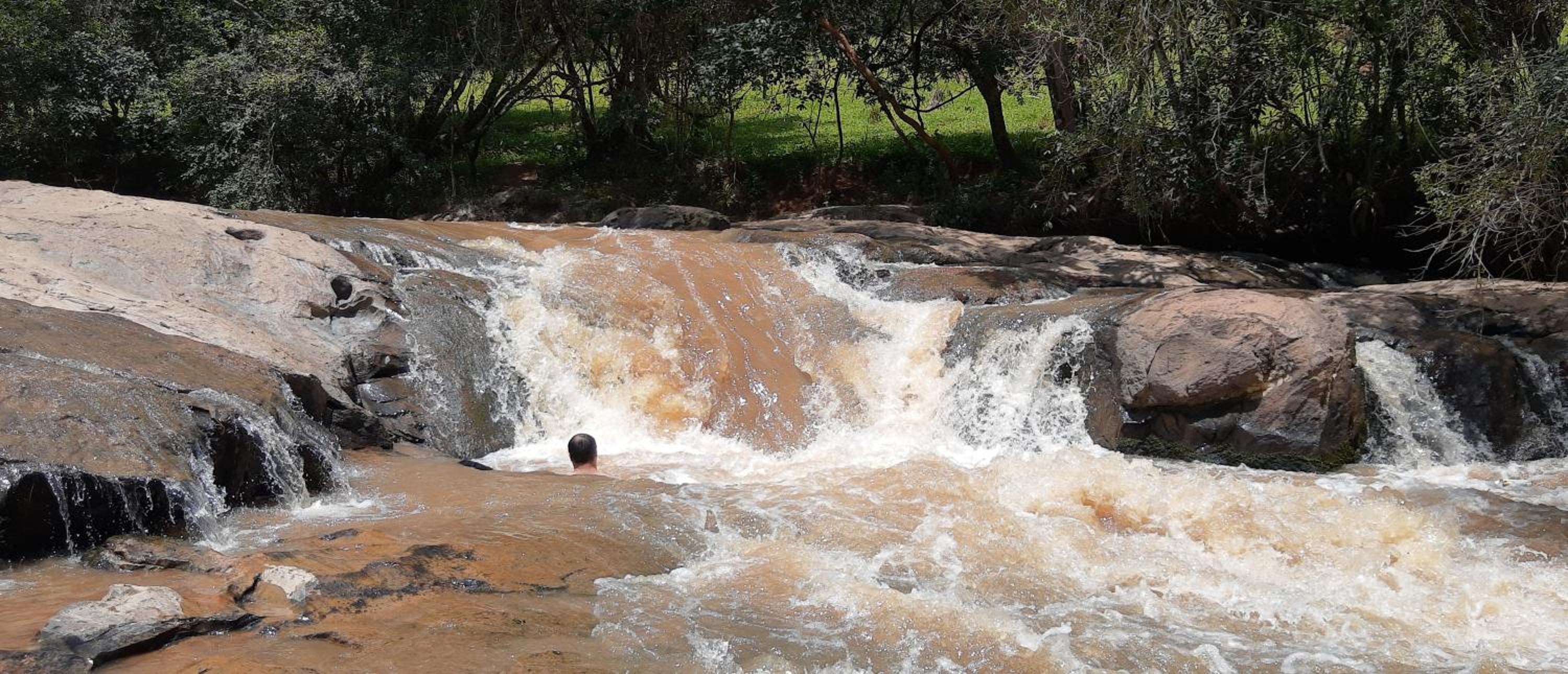 Casa em Bueno Brandão(MG) com Cachoeira Particular
