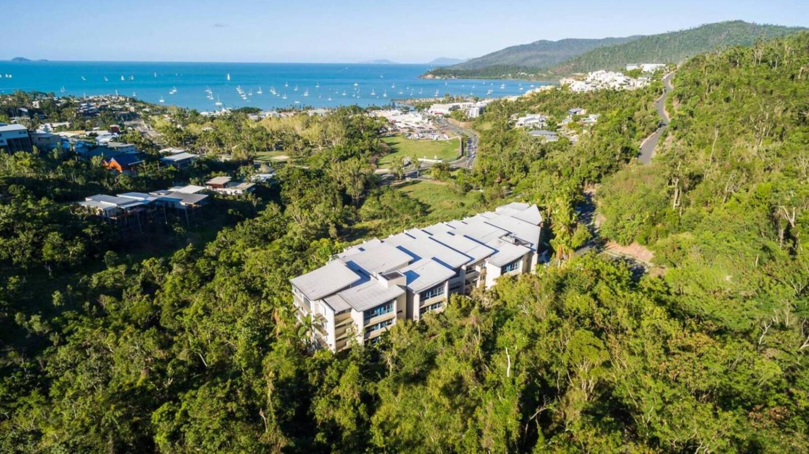 Hotel Whitsunday view BOHO apartment in Airlie Beach - Image 1