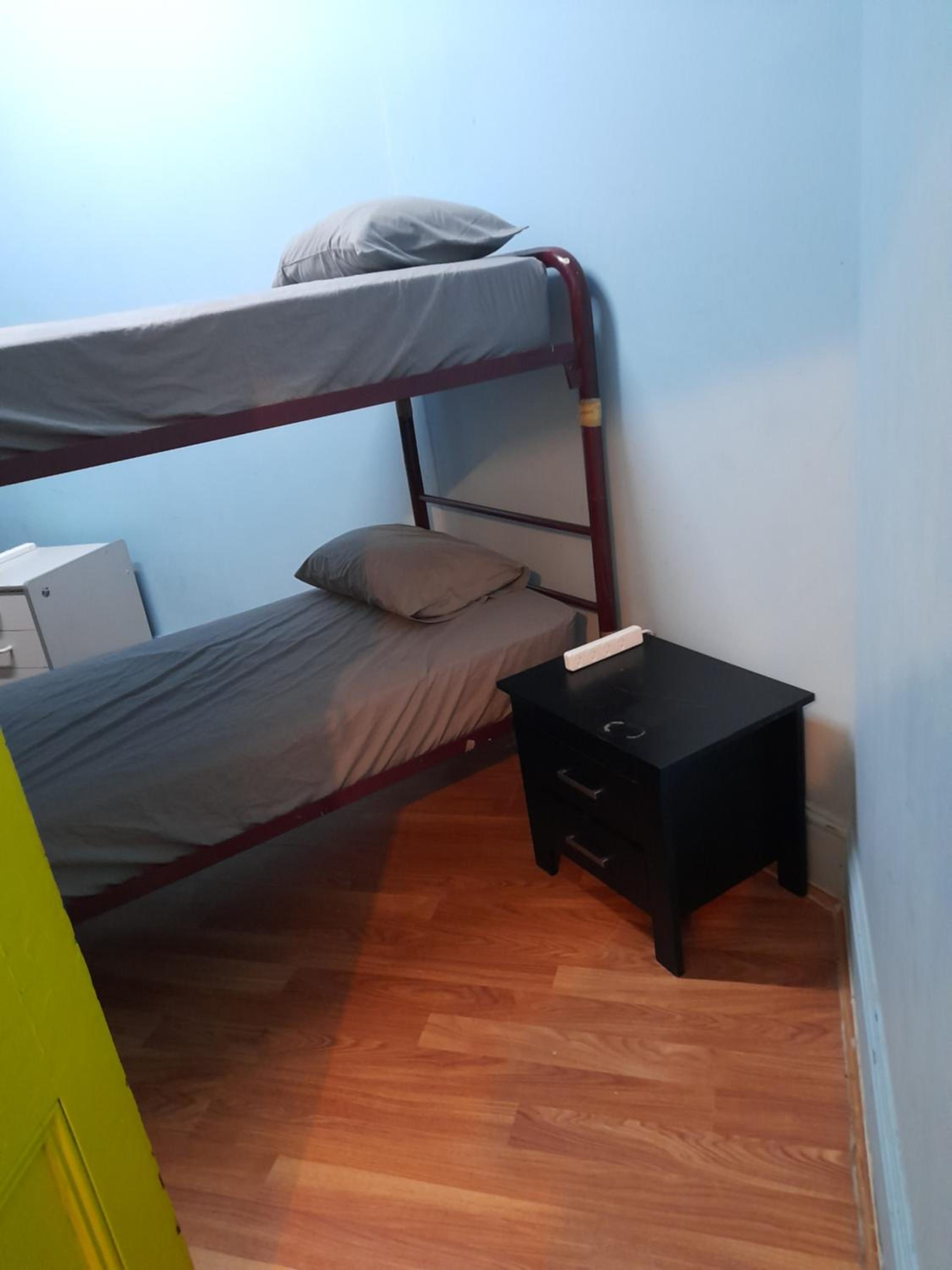Ozi Inn Backpackers - Perth -Valid International Passport Required