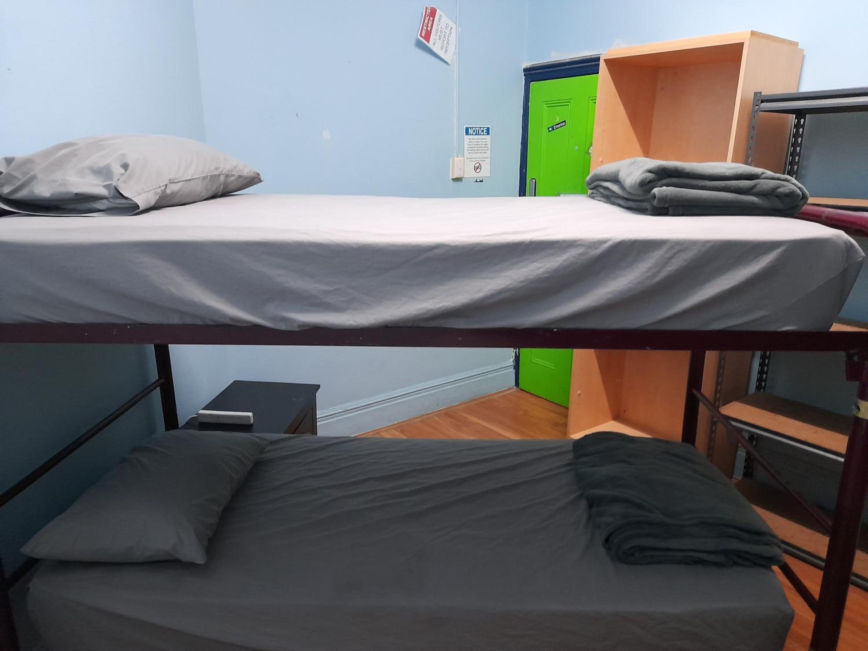 Ozi Inn Backpackers - Perth -Valid International Passport Required