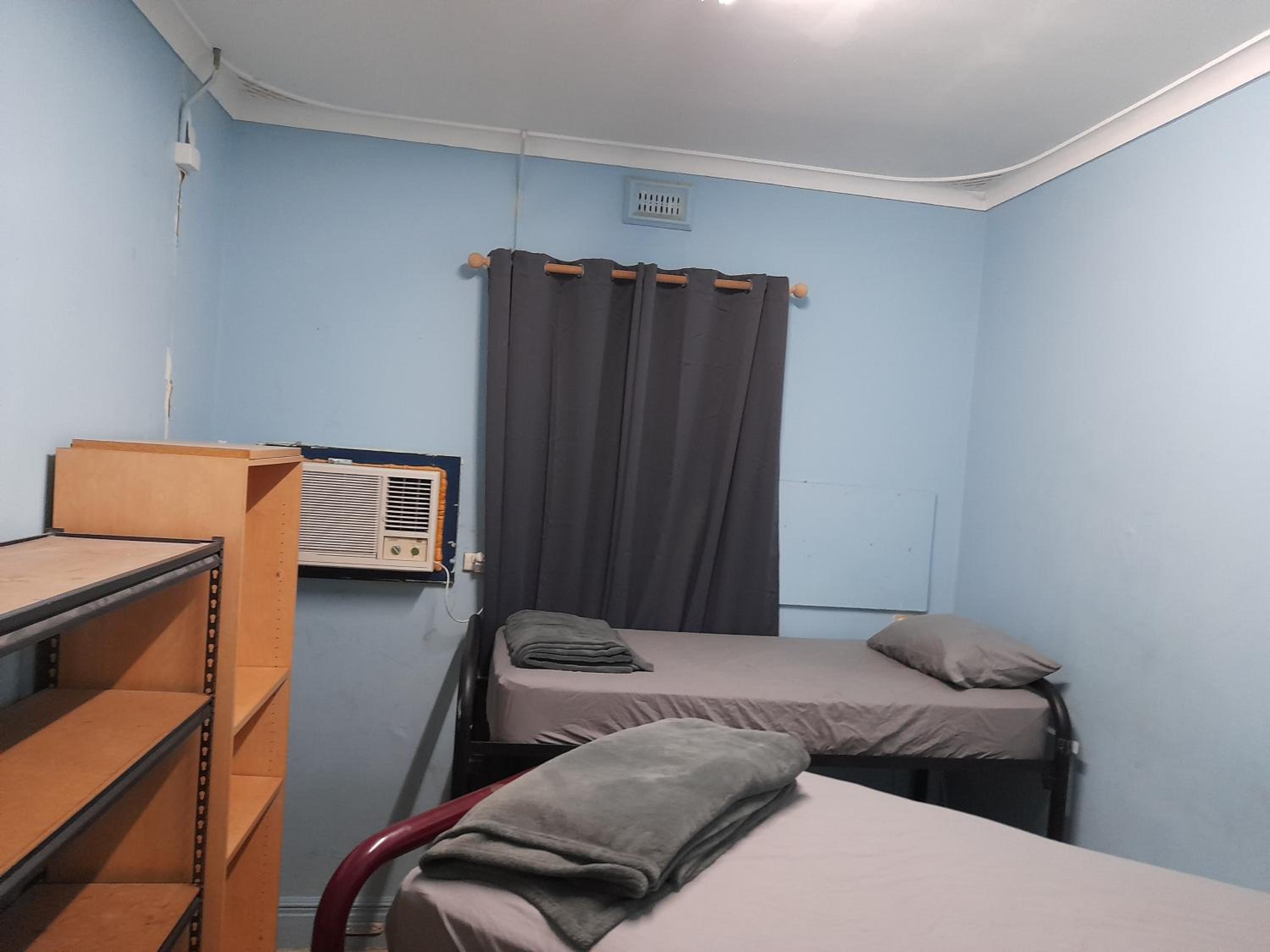 Ozi Inn Backpackers - Perth -Valid International Passport Required