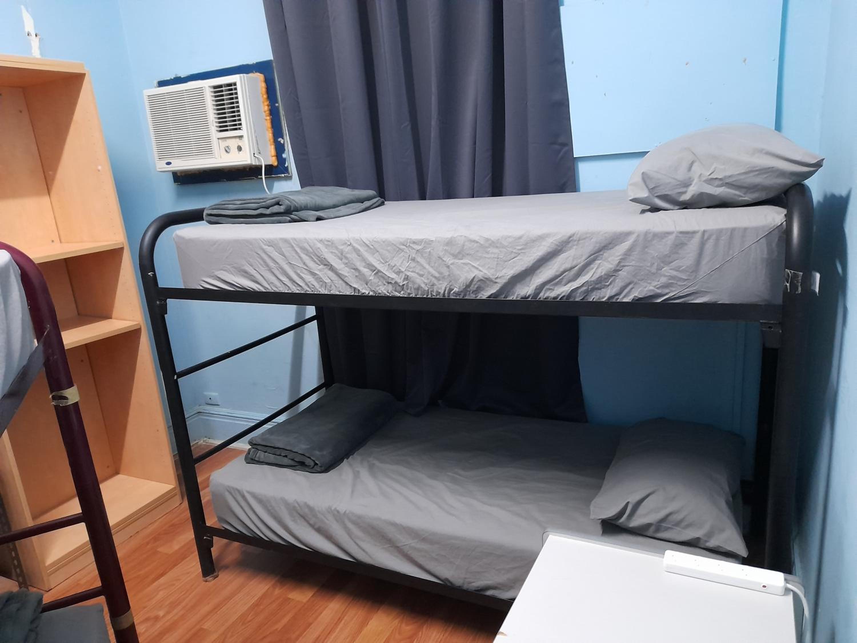 Ozi Inn Backpackers - Perth -Valid International Passport Required