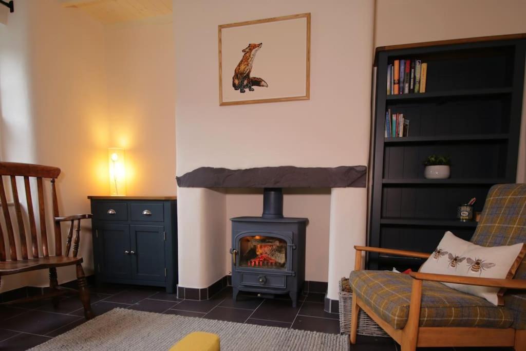 Riverside cottage walking distance into Caernarfon view 3