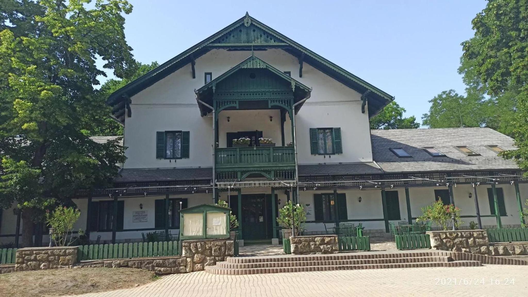 Svájci Lak Panzió view 2