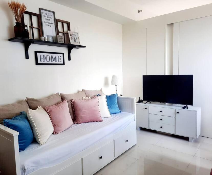 1 BR Cozy Farmhouse-Style Condo with Balcony & Taal View at Wind Residences view 4
