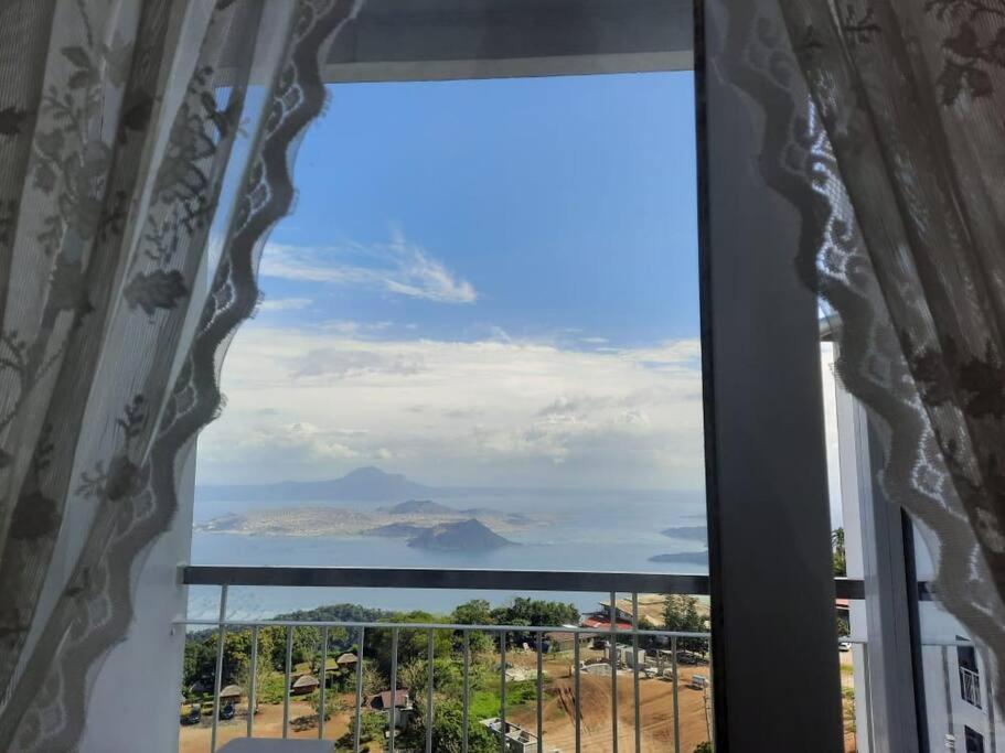 1 BR Cozy Farmhouse-Style Condo with Balcony & Taal View at Wind Residences view 5