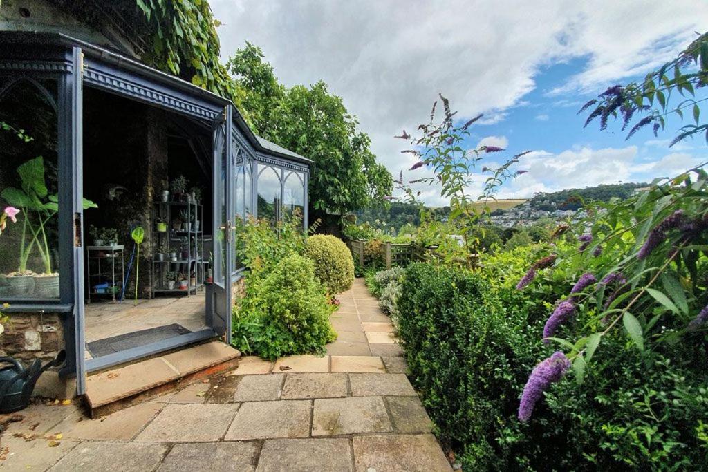 16 Clarence Hill - Iconic Dartmouth House with Enchanting Garden view 4
