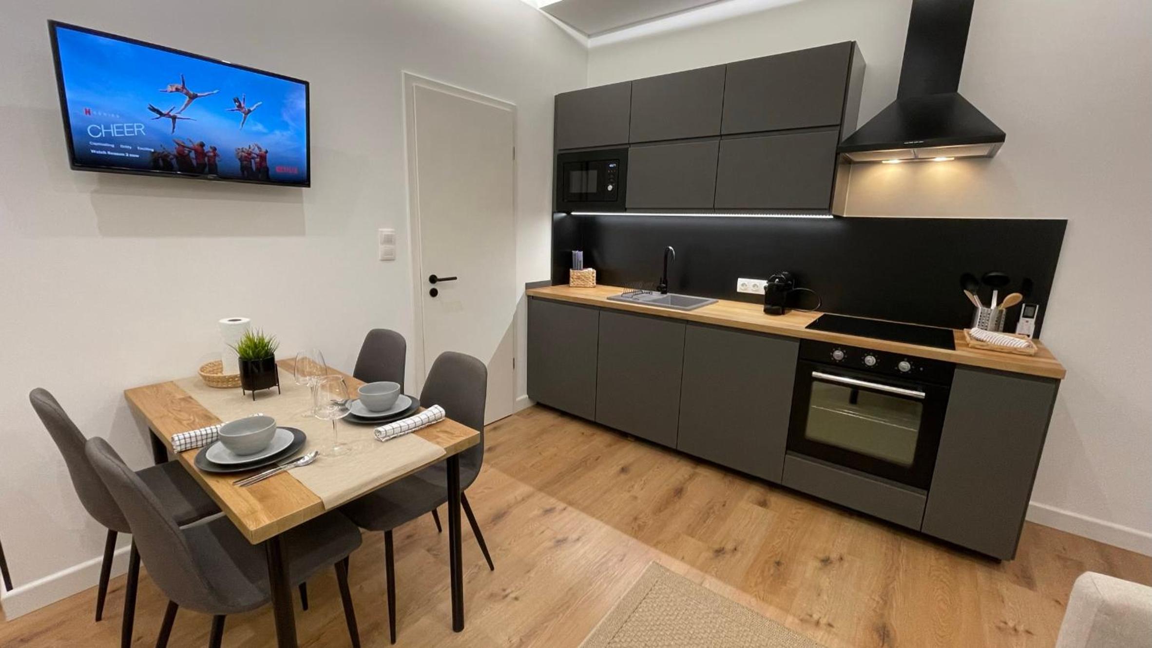 SípSix Apartment - modern 2 bedroom newly renovated flat with AC in Budapest city centre view 2
